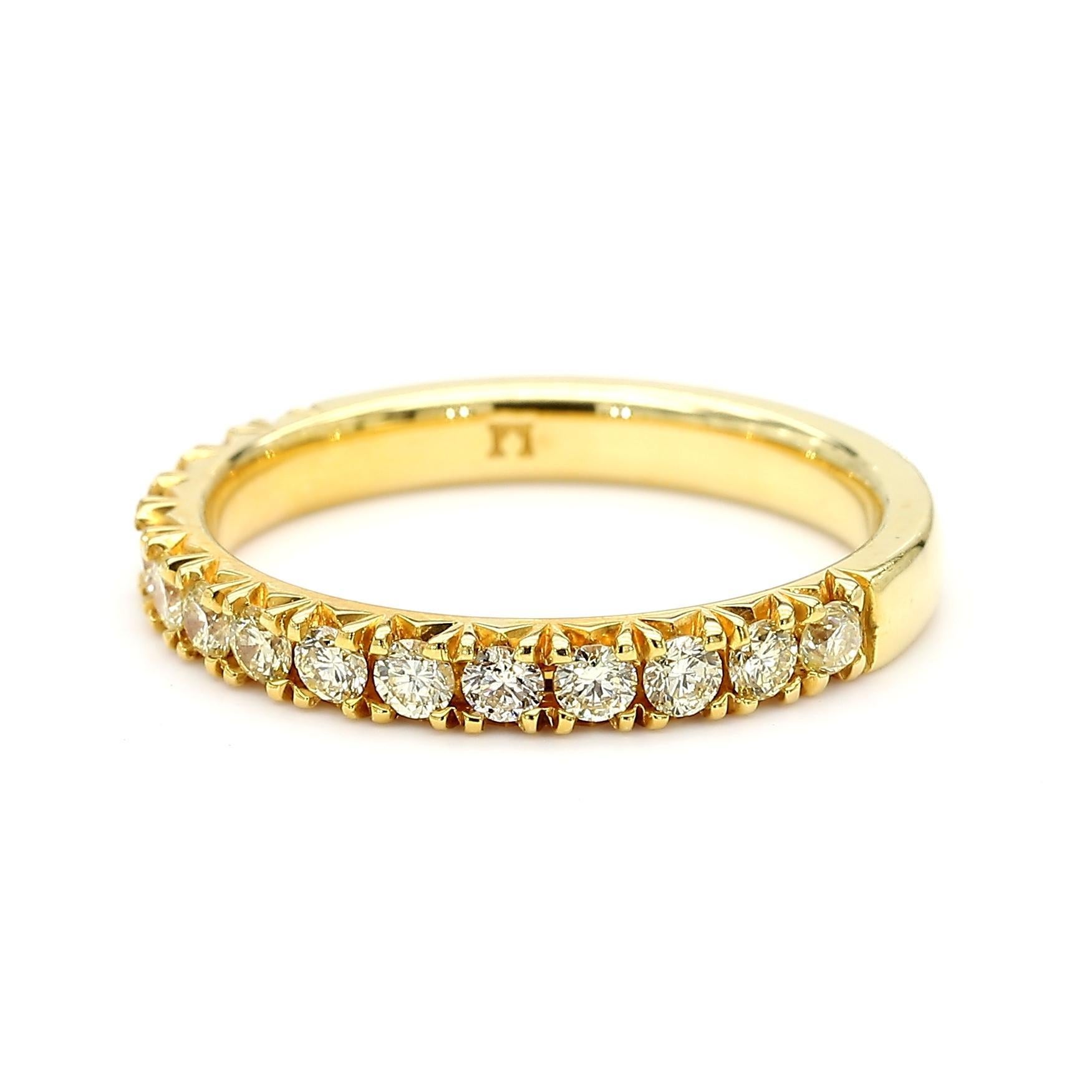 Raregemworld propose un magnifique bracelet de cocktail en diamant. Monté dans une belle monture en or jaune 18 carats avec des diamants jaunes de taille ronde naturelle. Cette bague est garantie pour impressionner et améliorer votre collection