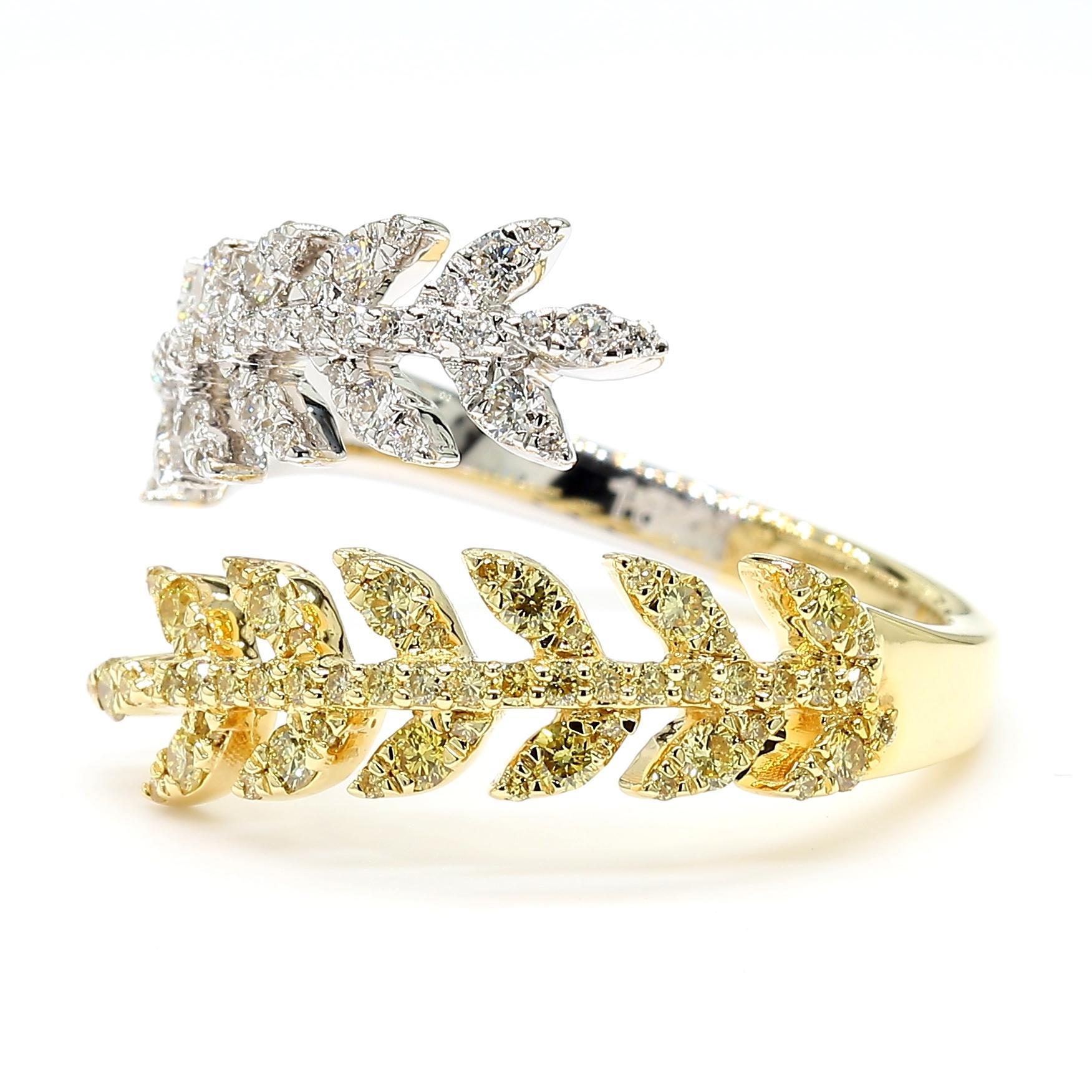 La magnifique bague de cocktail en diamant de Raregemworld. Monté dans une belle monture en or jaune et blanc 18 carats avec des diamants jaunes de taille ronde naturelle complétés par des diamants blancs de taille ronde naturelle. Cette bague est