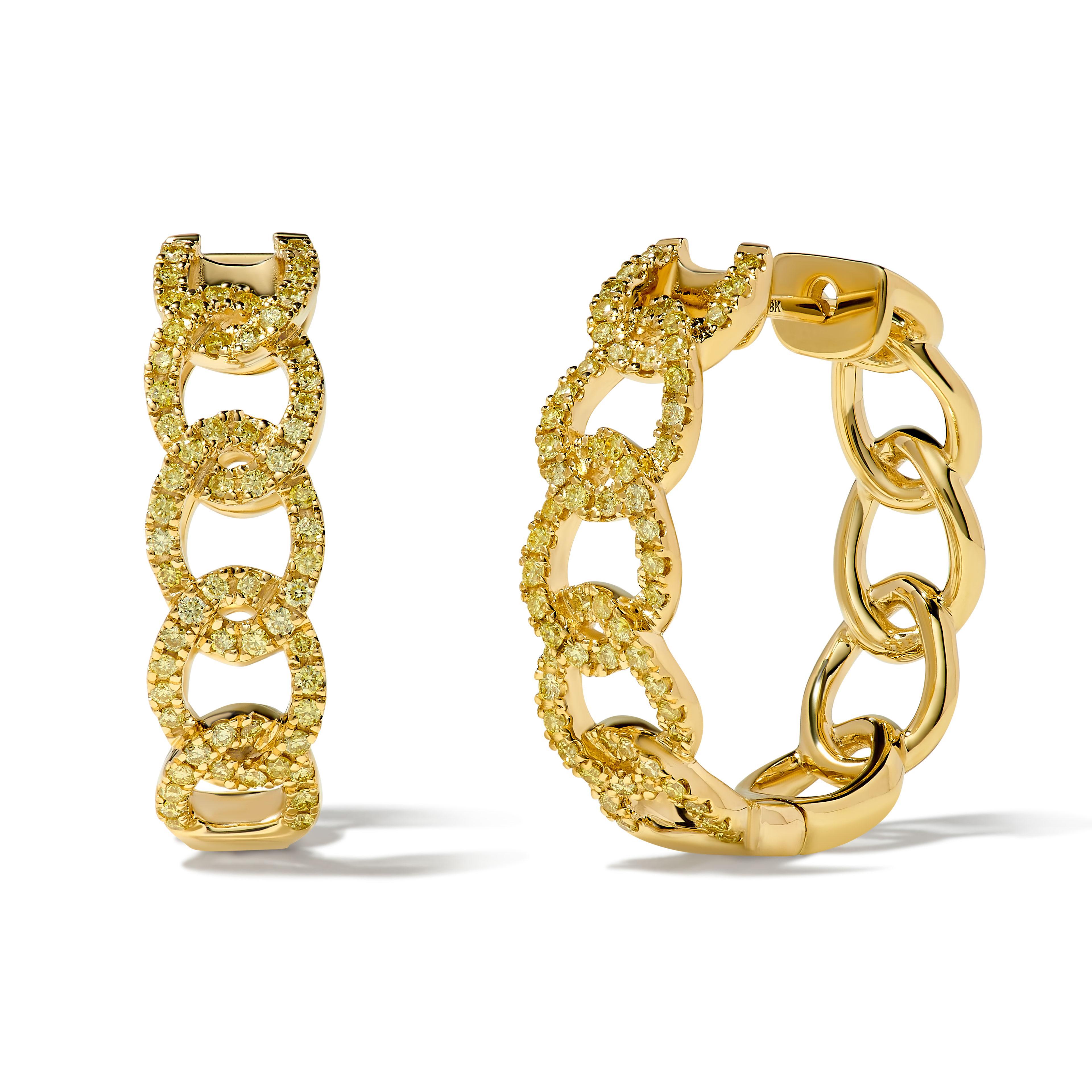Les magnifiques boucles d'oreilles en diamant de Raregemworld. Monté dans une belle monture en or jaune 18 carats avec des diamants jaunes de taille ronde naturelle. Ces boucles d'oreilles sont garanties pour impressionner et améliorer votre