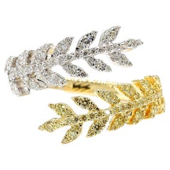 Anello da cocktail in oro giallo naturale con diamante rotondo da 0.65 carati TW