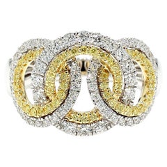 Anello da cocktail in oro giallo naturale con diamante rotondo da 0.69 carati TW
