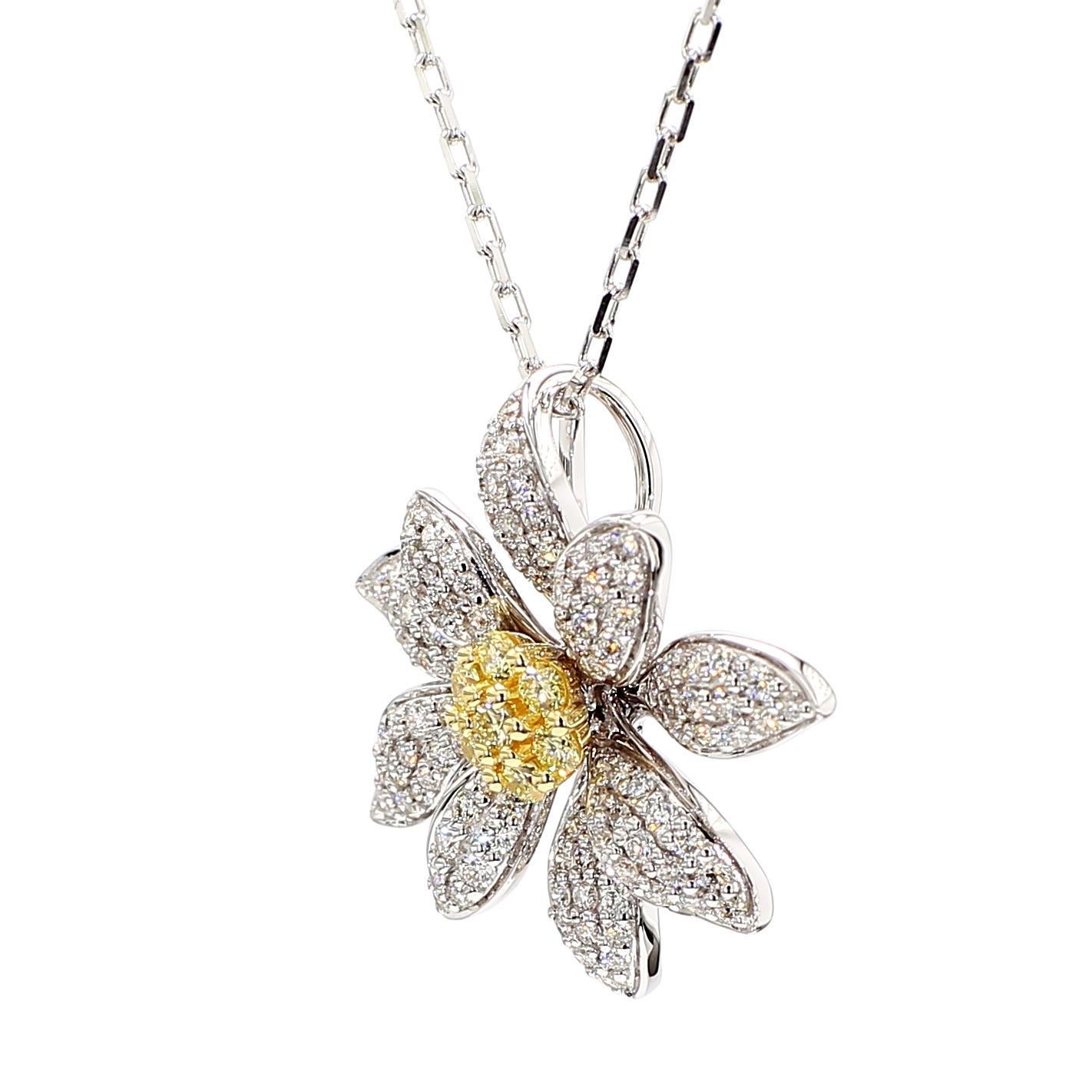 Le magnifique pendentif en diamant de Raregemworld. Montée dans une belle monture en or jaune et blanc 18 carats avec une mêlée de diamants jaunes ronds naturels complétée par une mêlée de diamants blancs ronds naturels. Ce pendentif est garanti