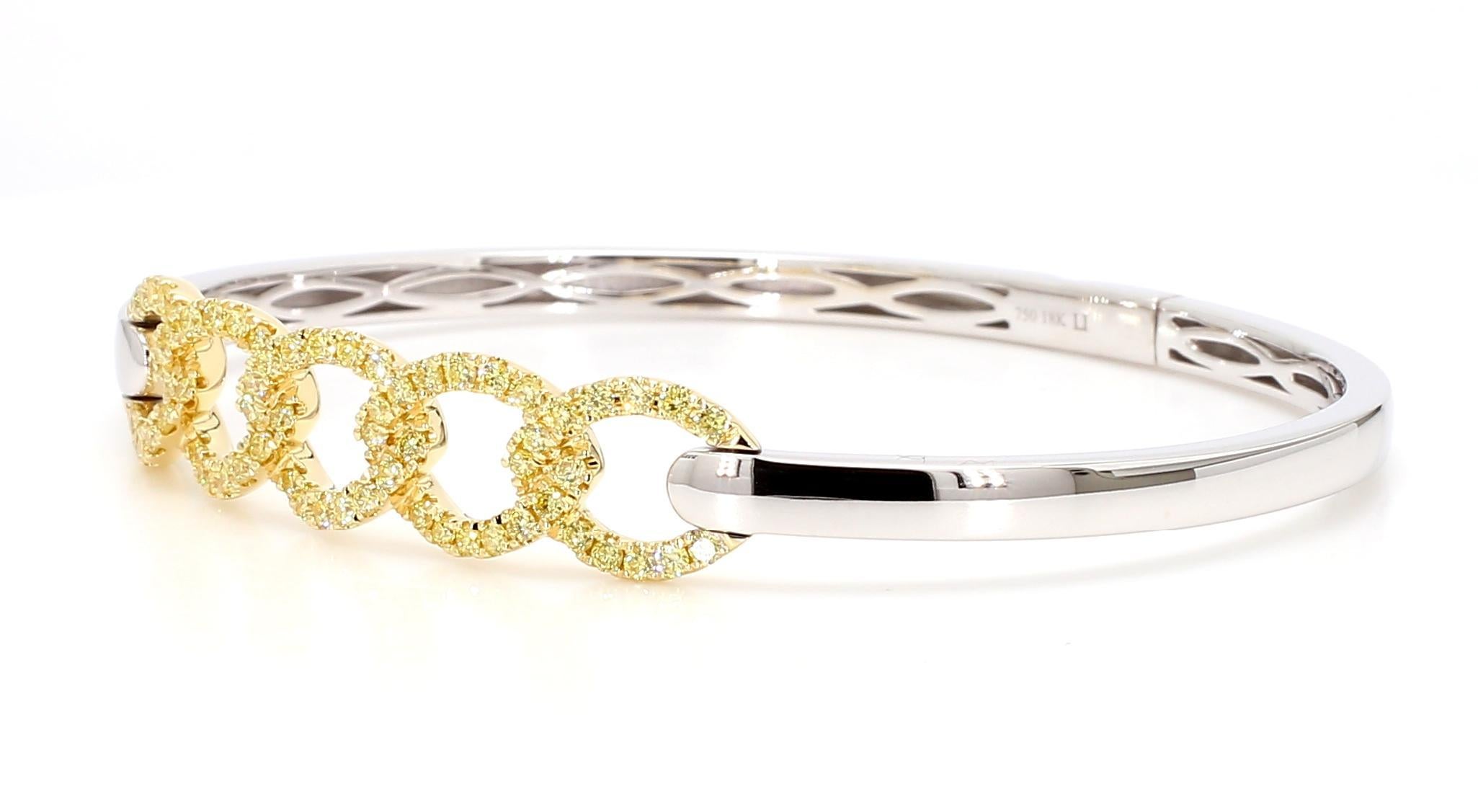 Le magnifique bracelet manchette en diamants de Raregemworld. Montée dans une belle monture en or jaune et blanc 18 carats avec une mêlée de diamants jaunes de taille ronde naturelle. Ce bracelet ne manquera pas d'impressionner et enrichira votre