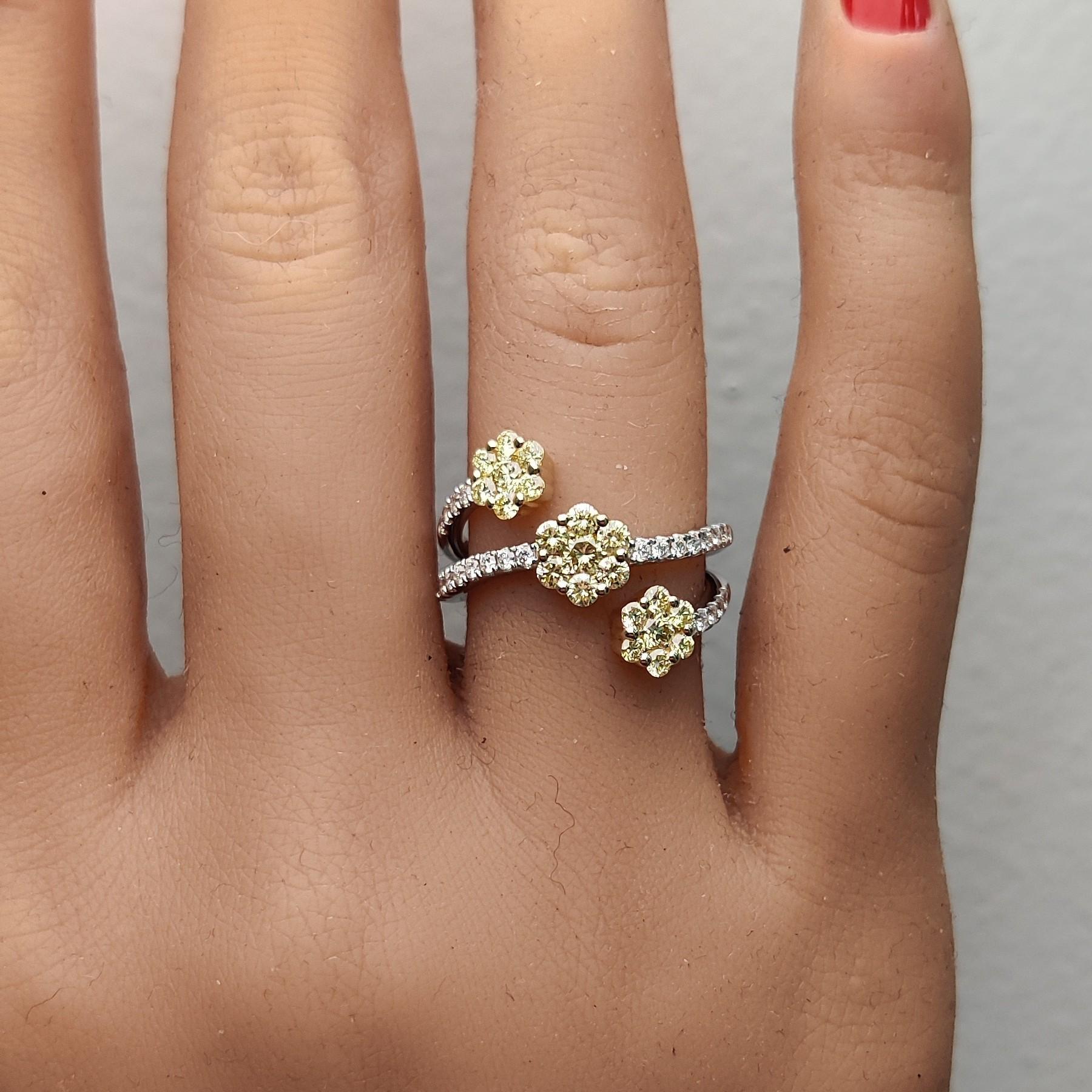 Natural Yellow Round Diamond 0.93 Carat TW Gold Cocktail Ring In New Condition For Sale In New York, NY