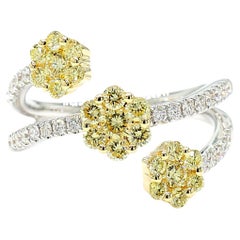 Anello da cocktail in oro giallo naturale con diamante rotondo da 0.93 carati TW