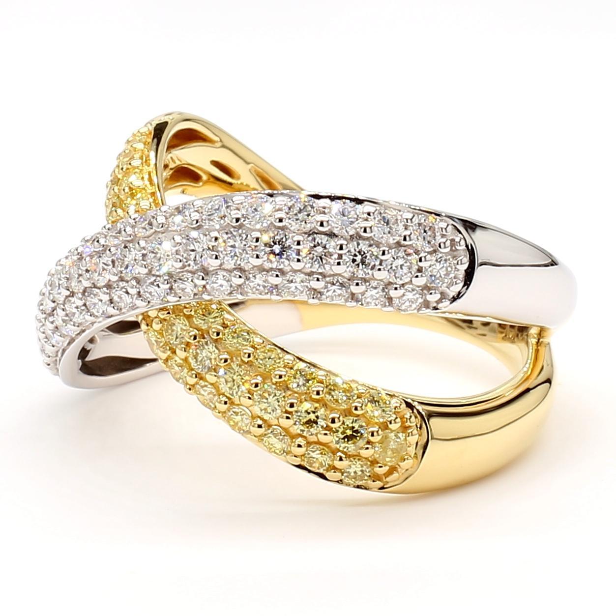 Il classico anello da cocktail con diamante di RareGemworld. Montato in una splendida montatura in oro giallo e bianco 18 carati con diamanti gialli naturali a taglio rotondo, completati da diamanti bianchi naturali a taglio rotondo. Questa banda è