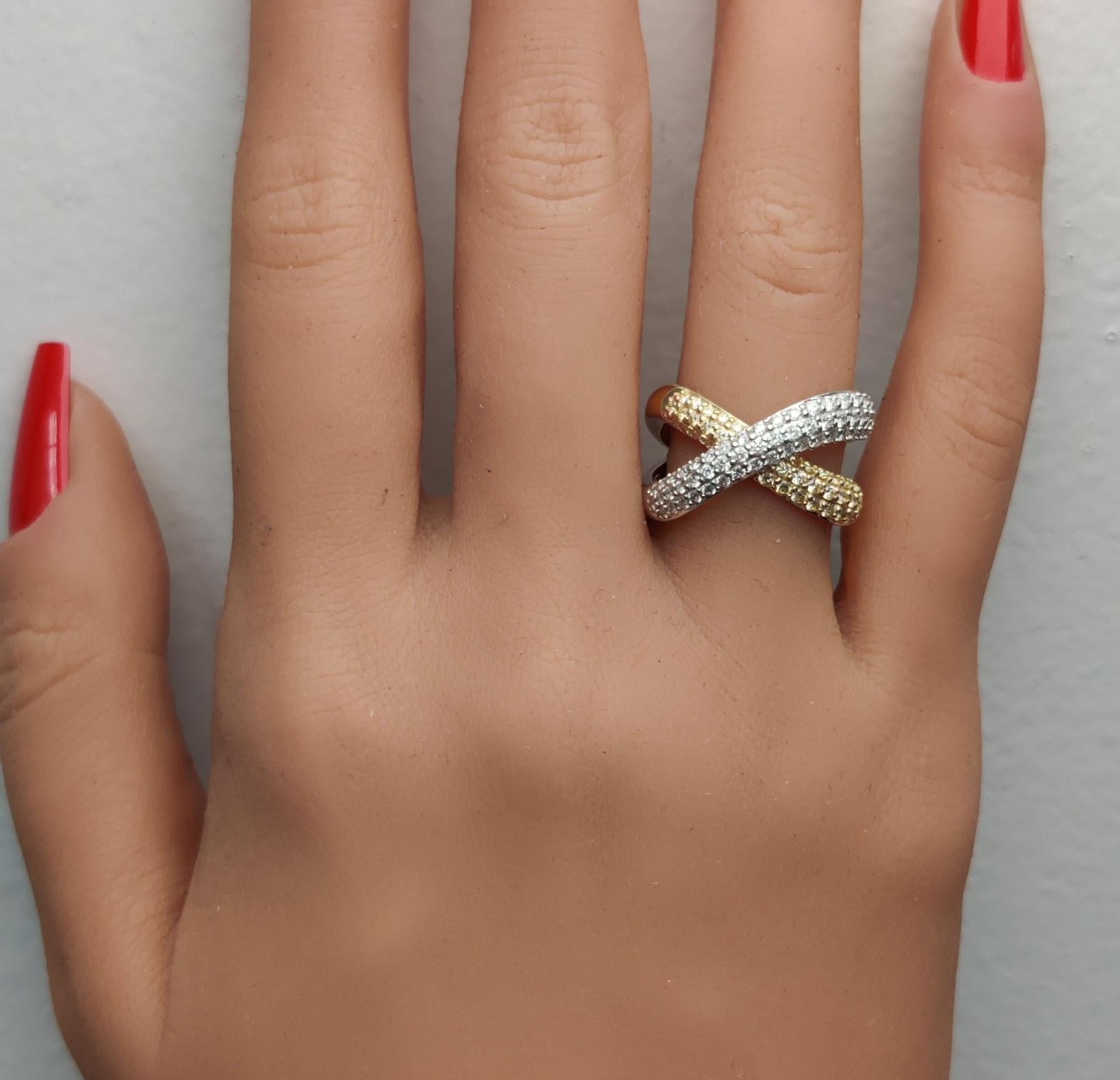 Anello da cocktail in oro giallo naturale con diamante rotondo da 0.99 carati TW In condizioni Nuovo in vendita a New York, NY