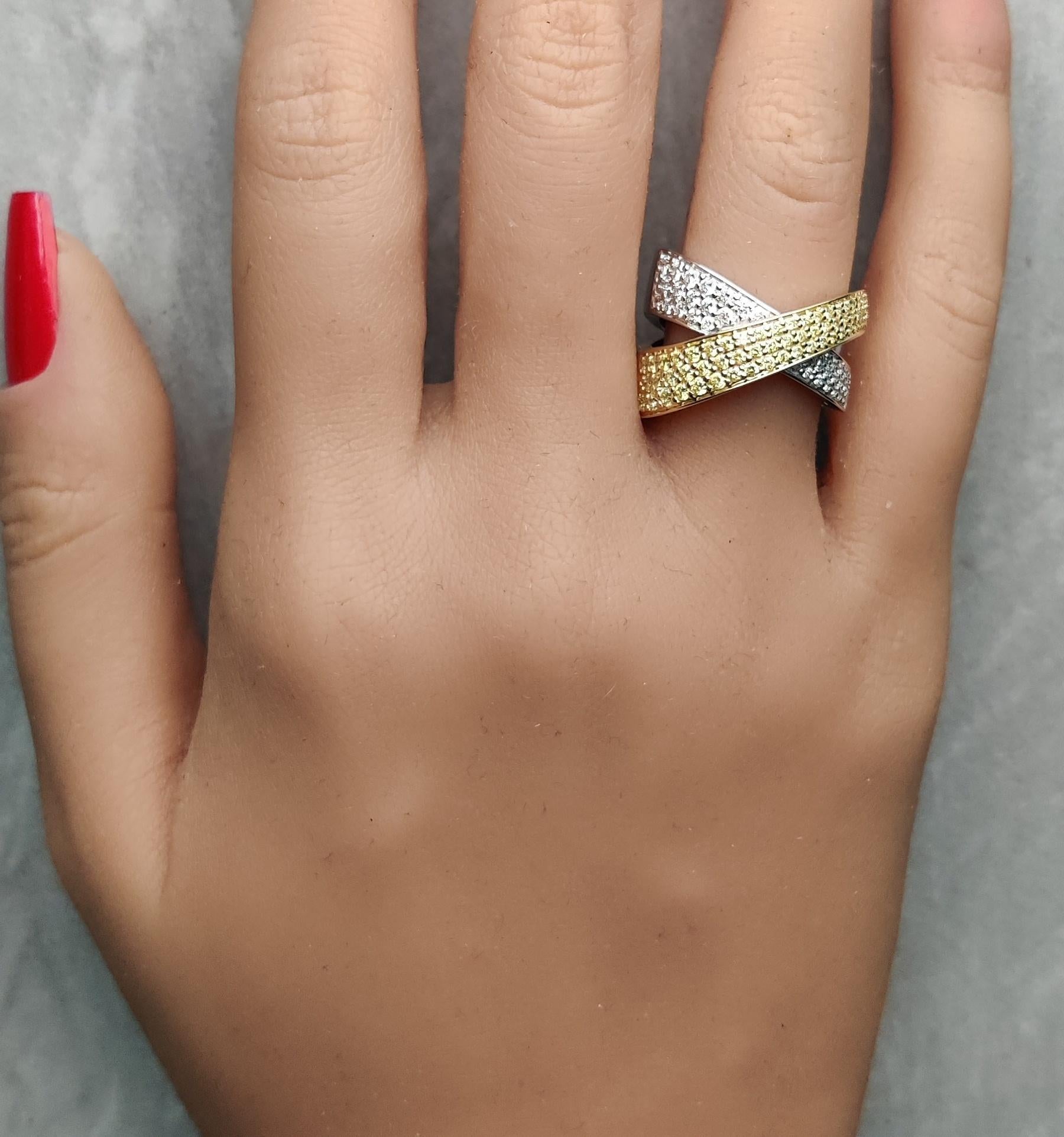 Anello da cocktail in oro giallo naturale con diamante rotondo da 1.04 carati TW In condizioni Nuovo in vendita a New York, NY