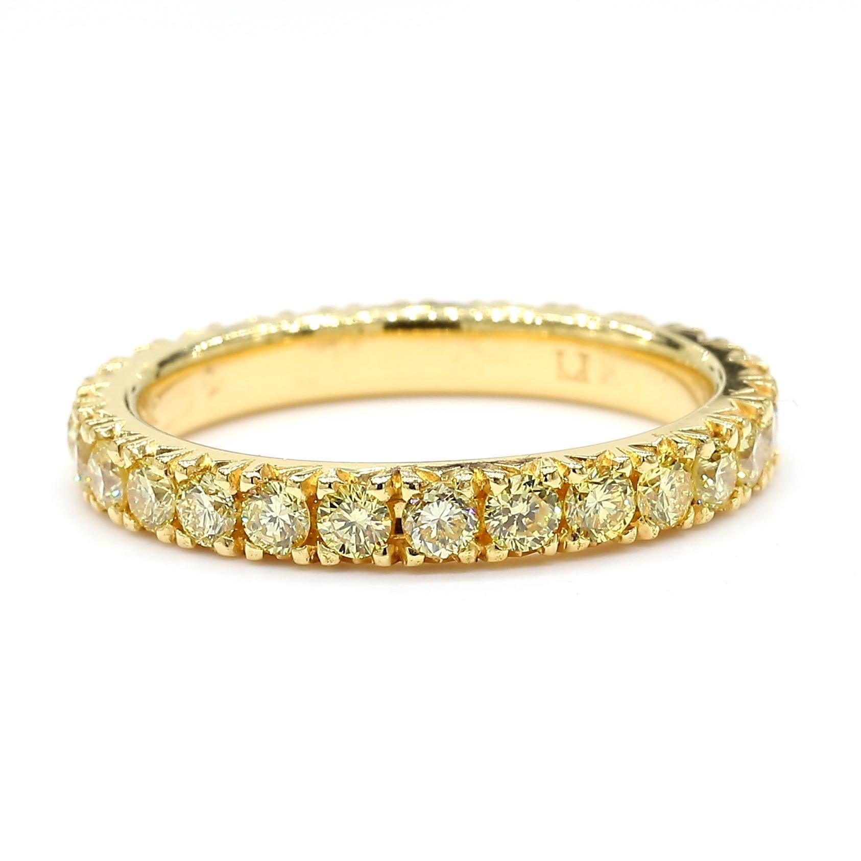 Raregemworld propose un magnifique bracelet d'éternité en diamant. Monté dans une belle monture en or jaune 18 carats avec des diamants jaunes de taille ronde naturelle. Cette bague est garantie pour impressionner et améliorer votre collection