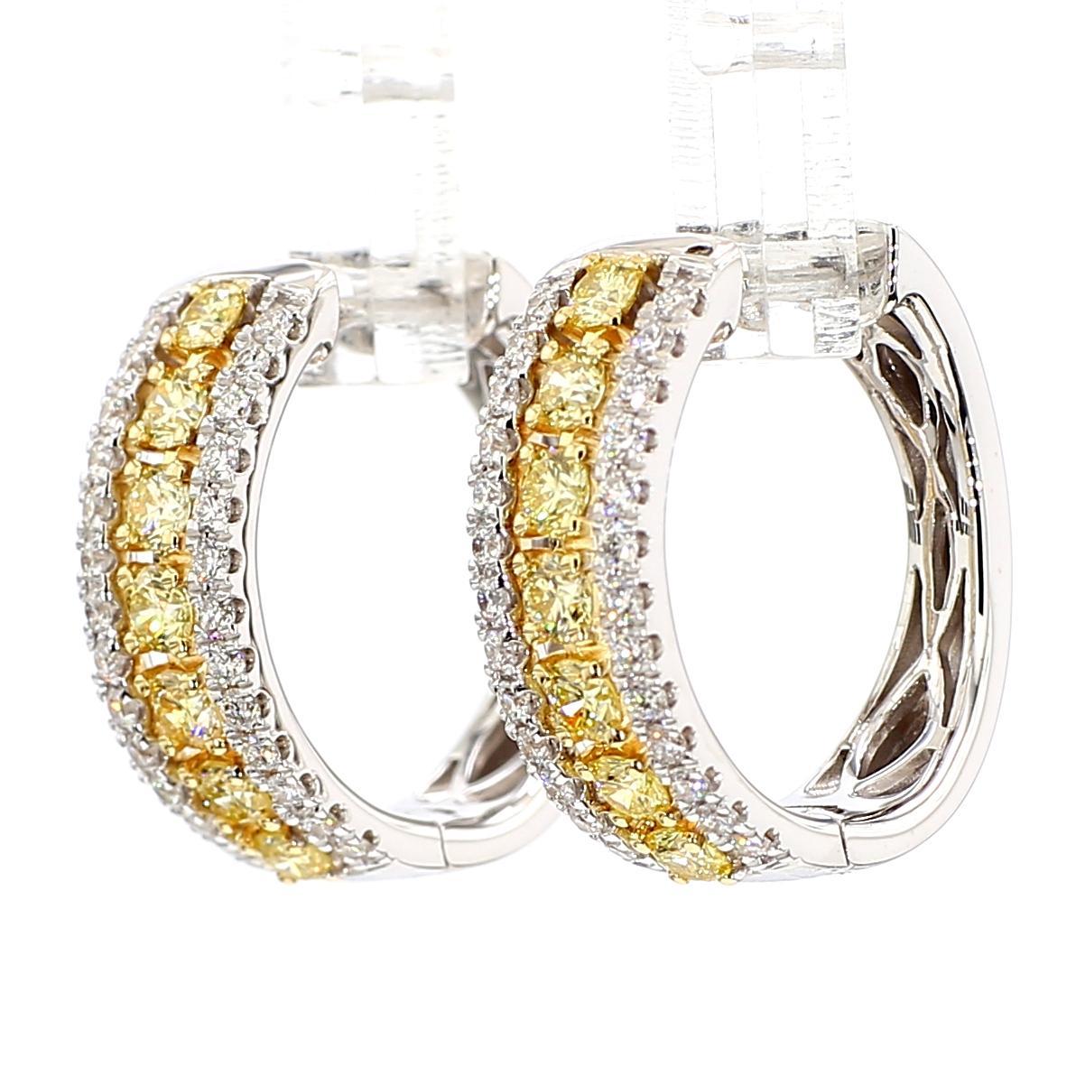 Les magnifiques boucles d'oreilles en diamant de Raregemworld. Montée dans une belle monture en or jaune et blanc 18 carats avec des diamants jaunes de taille ronde naturelle complétés par des diamants blancs ronds en mêlée. Ces boucles d'oreilles
