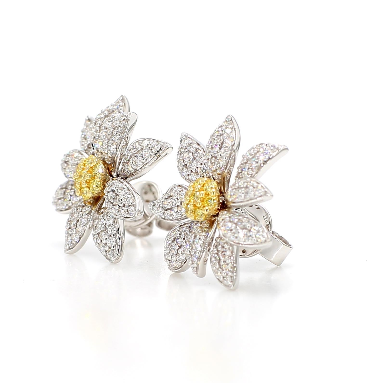 Les magnifiques boucles d'oreilles en diamant de Raregemworld. Montée dans une belle monture en or jaune et blanc 18 carats avec des diamants jaunes de taille ronde naturelle complétés par des diamants blancs ronds en mêlée. Ces boucles d'oreilles