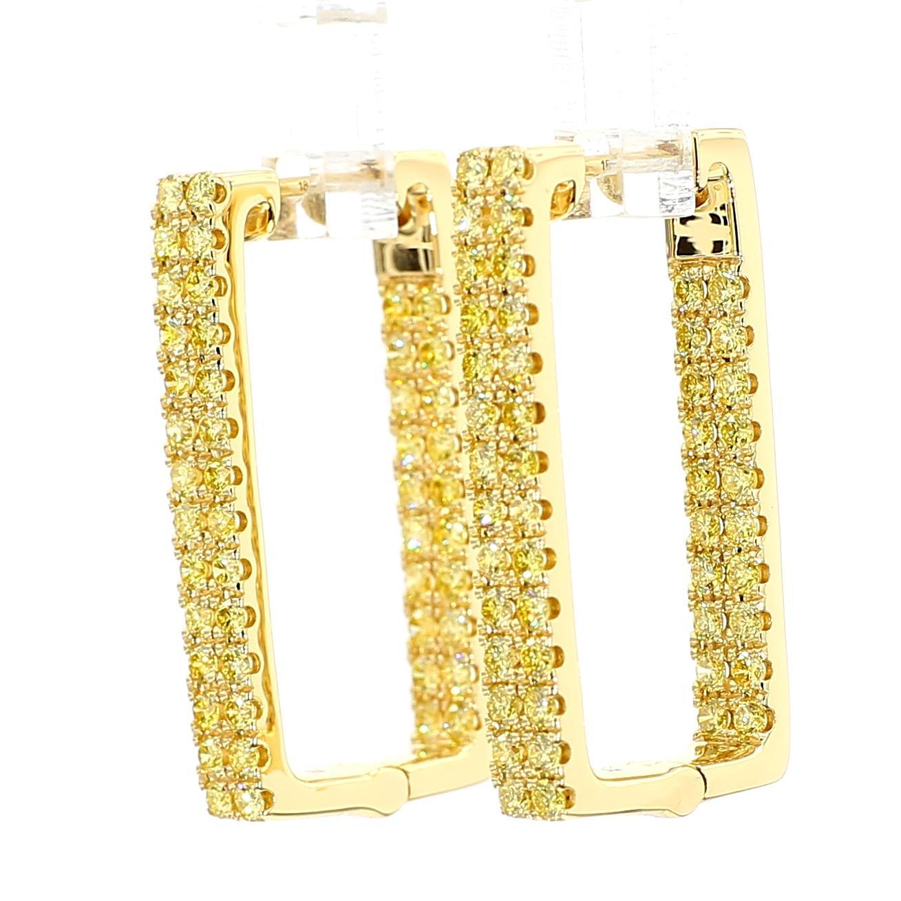 Les magnifiques boucles d'oreilles en diamant de Raregemworld. Monté dans une belle monture en or jaune 18 carats avec des diamants jaunes de taille ronde naturelle. Ces boucles d'oreilles sont garanties pour impressionner et améliorer votre