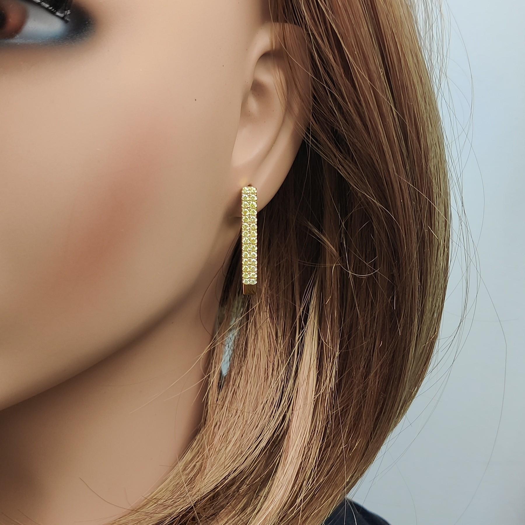 Créoles en or jaune avec diamants ronds jaunes naturels de 1.55 carat poids total Neuf - En vente à New York, NY
