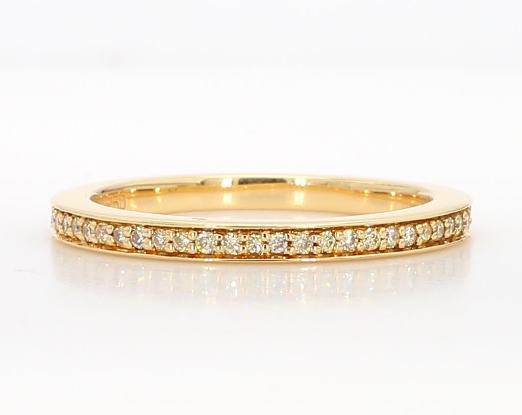 Raregemworld propose un magnifique bracelet en diamant. Monté dans une belle monture en or jaune 18 carats avec une mêlée de diamants jaunes ronds naturels. Cette bague est garantie pour impressionner et améliorer votre collection personnelle