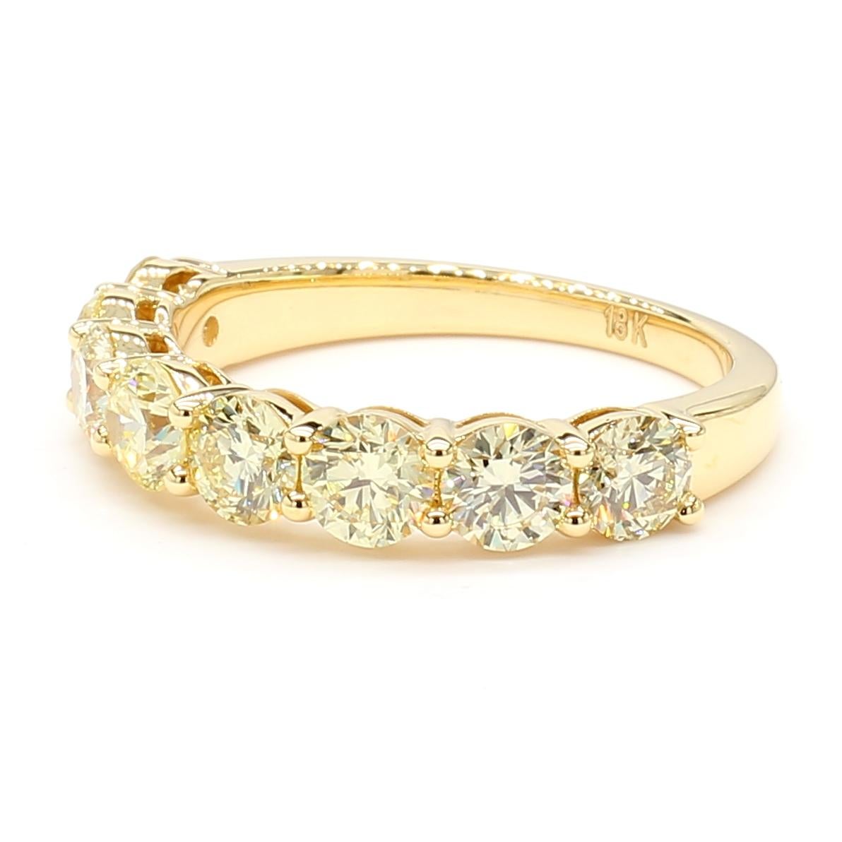 Raregemworld propose un magnifique bracelet en diamant. Monté dans une belle monture en or jaune 18 carats avec une mêlée de diamants jaunes ronds naturels. Cette bague est garantie pour impressionner et améliorer votre collection personnelle