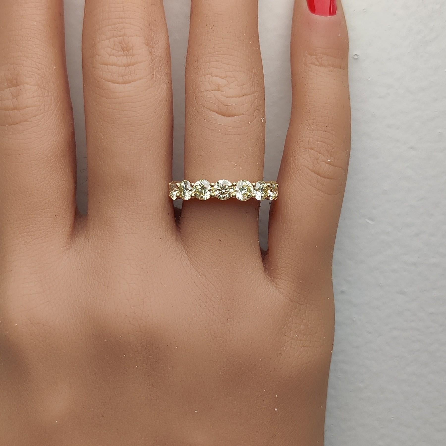 Alliance en or jaune naturel avec diamants ronds jaunes de 2,02 carats poids total Neuf - En vente à New York, NY
