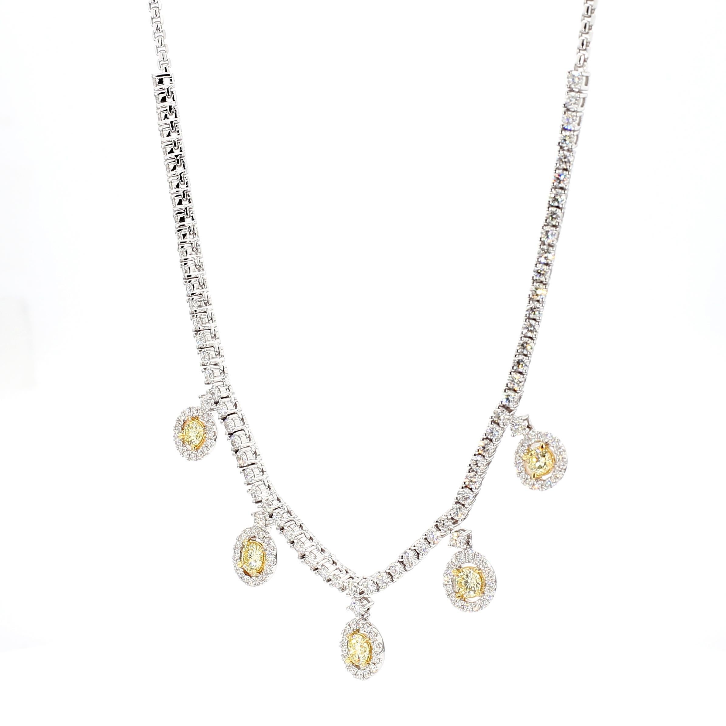 Precioso collar de diamantes de RareGemWorld. Montada en un precioso engaste de oro amarillo y blanco de 18 quilates con melee de diamantes amarillos redondos naturales complementada con melee de diamantes blancos redondos naturales. Te garantizamos