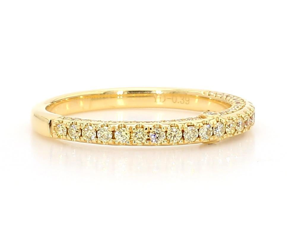Taglio rotondo Fascia nuziale in oro giallo naturale con diamante rotondo da 39 carati TW in vendita