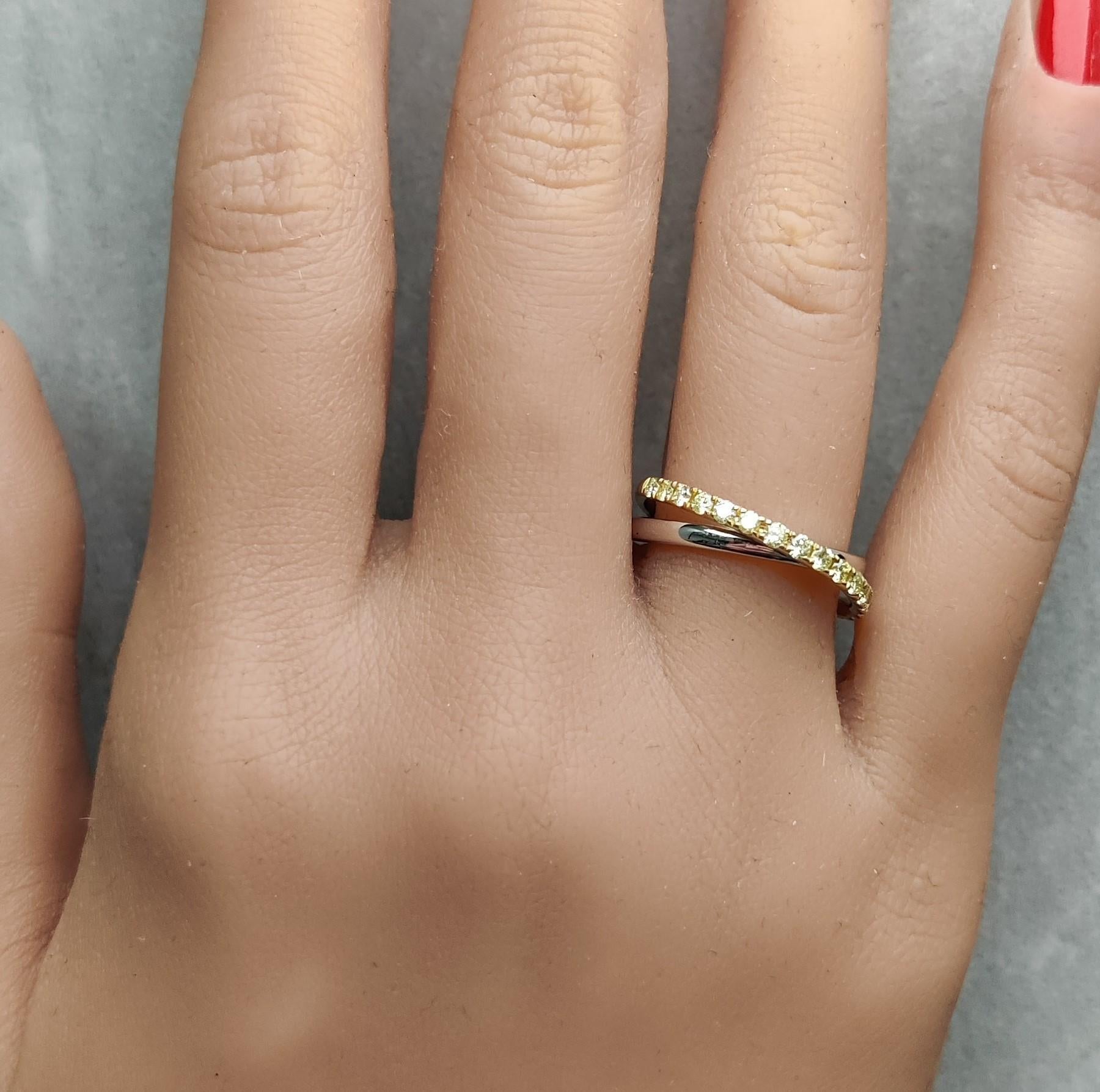 Natural Yellow Round Diamond .47 Carat TW Gold Wedding Band In New Condition For Sale In New York, NY