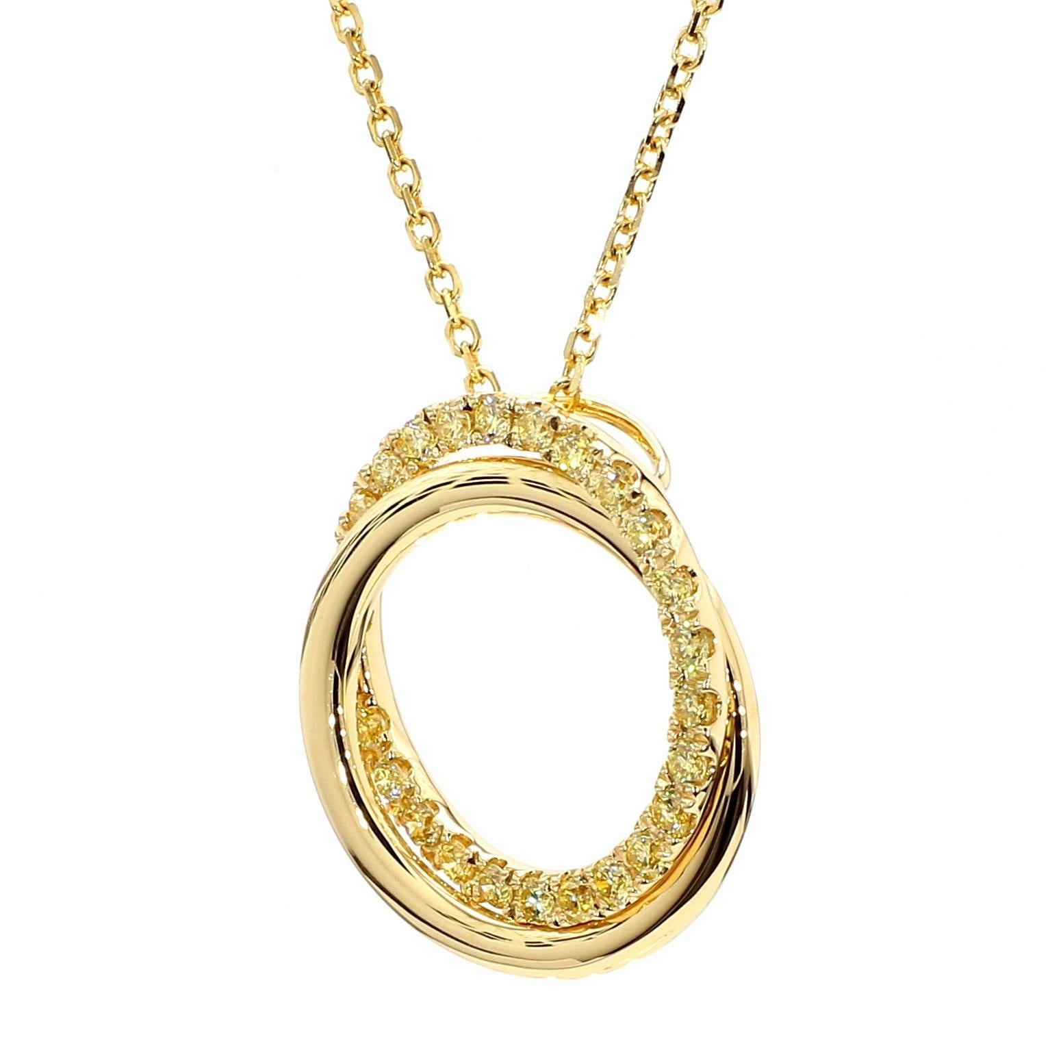 Le magnifique pendentif en diamant de Raregemworld. Montée dans une belle monture en or jaune et blanc 18 carats avec une mêlée de diamants jaunes ronds naturels. Ce pendentif est garanti pour impressionner et enrichir votre collection