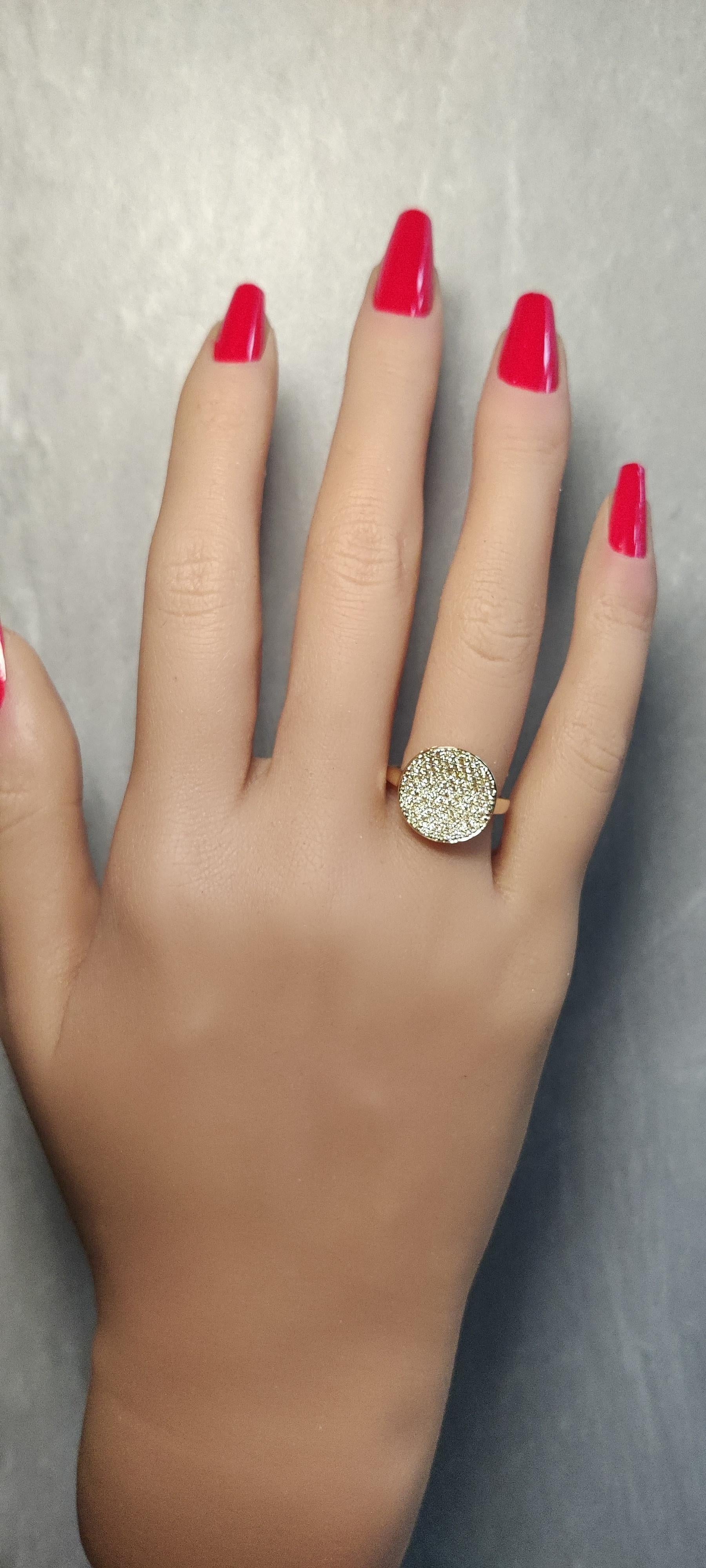 Bague de cocktail en or jaune avec diamant rond naturel de 0,67 carat TW Neuf - En vente à New York, NY