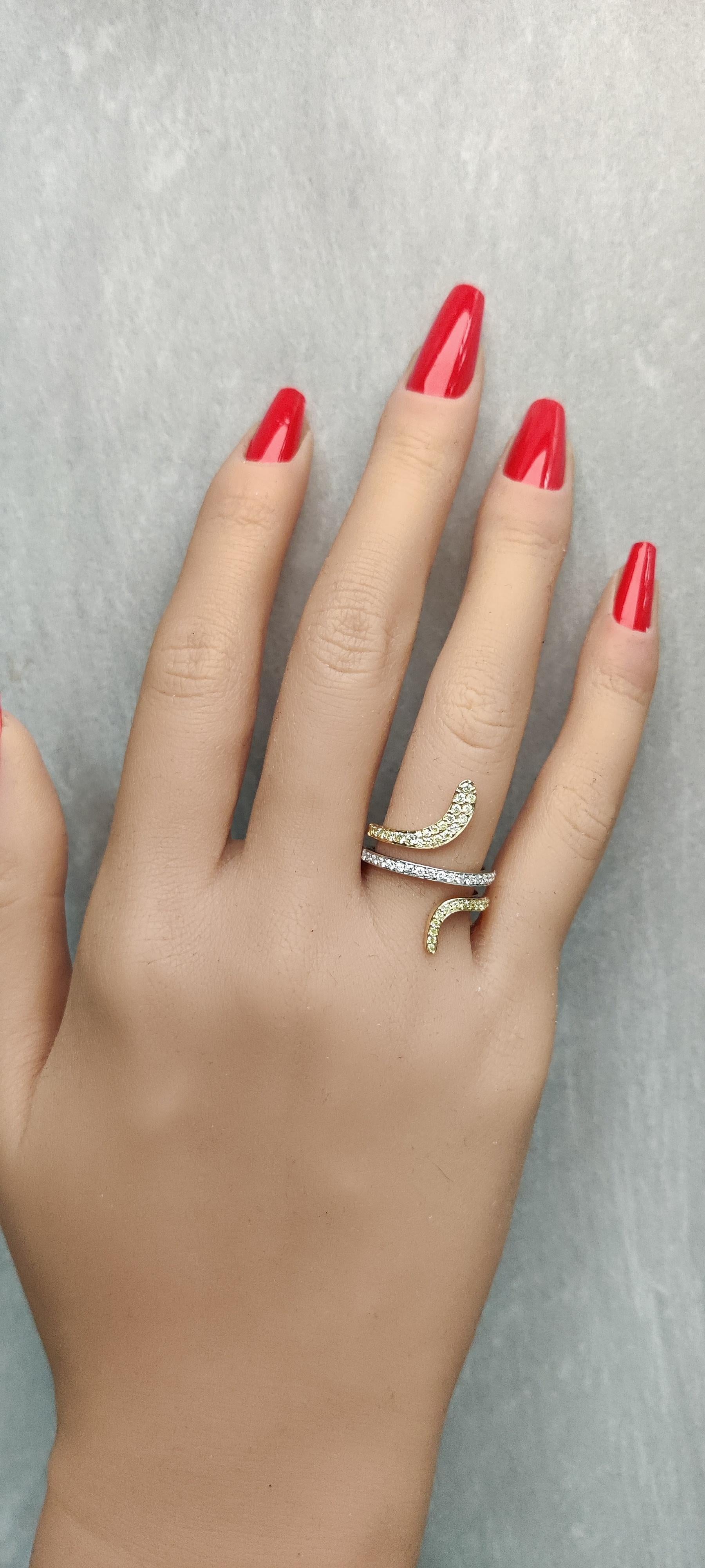 Taglio rotondo Fascia in oro con diamante rotondo giallo naturale da 0,68 carati TW in vendita