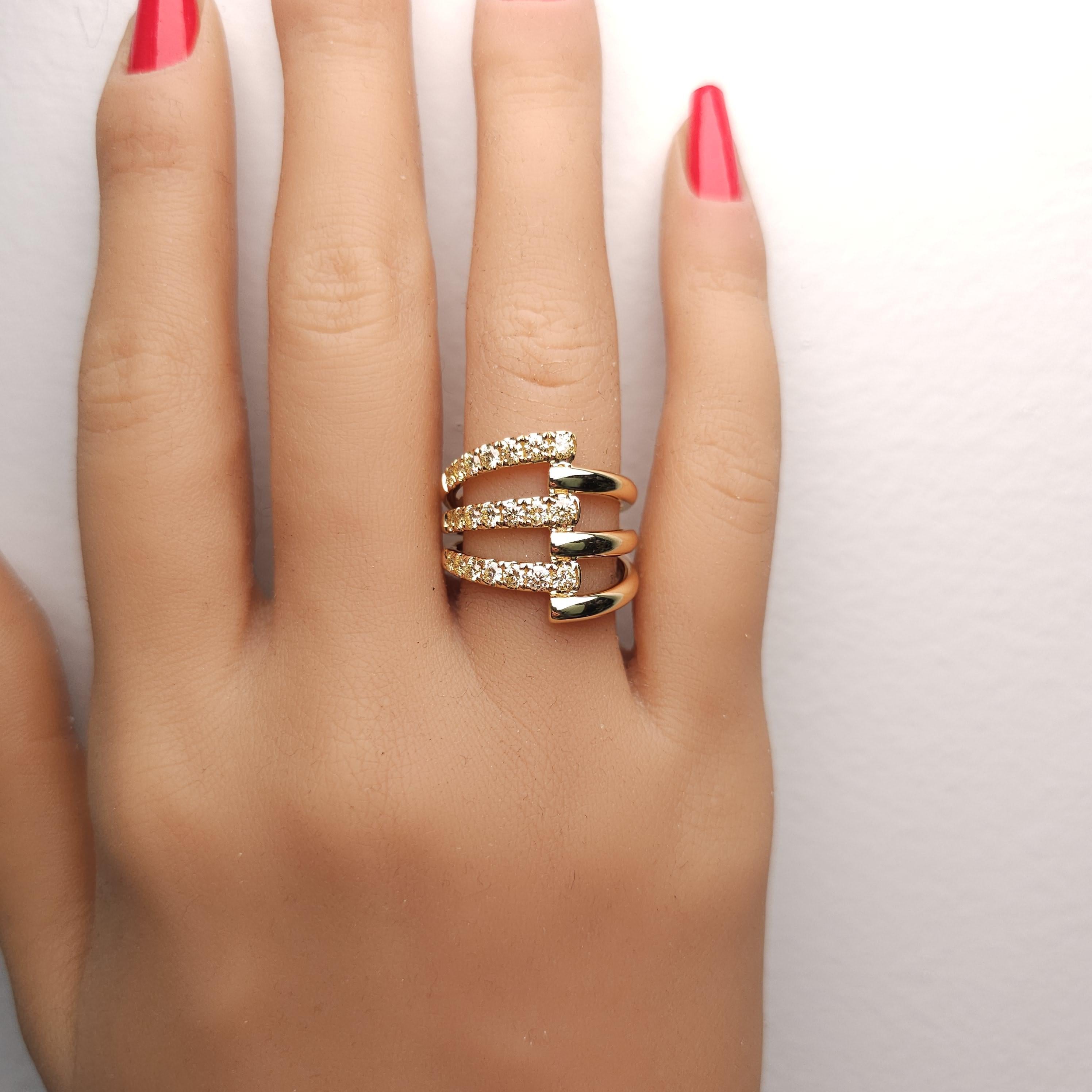 Anillo de cóctel de oro amarillo con diamante redondo amarillo natural de 93 quilates TW en Nuevo estado para la venta en New York, NY