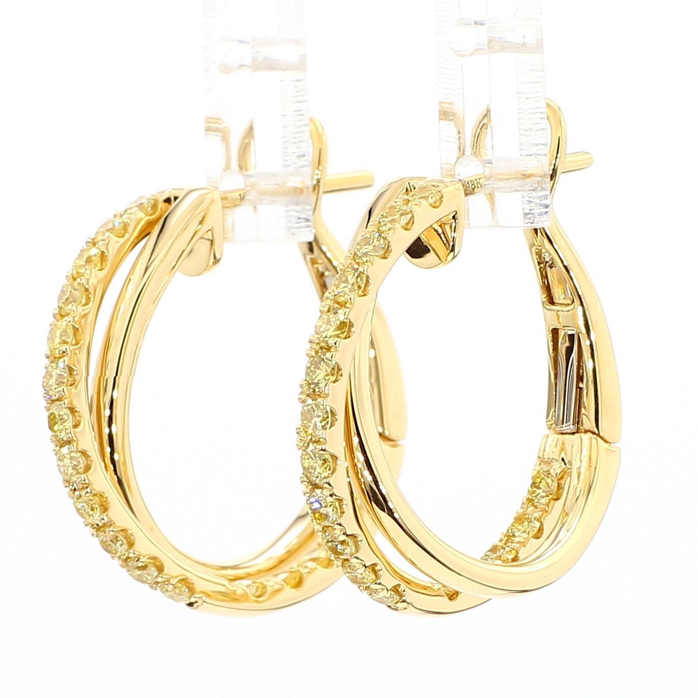 Les magnifiques boucles d'oreilles en diamant de Raregemworld. Monté dans une belle monture en or jaune 18 carats avec des diamants jaunes de taille ronde naturelle. Ces boucles d'oreilles sont garanties pour impressionner et améliorer votre