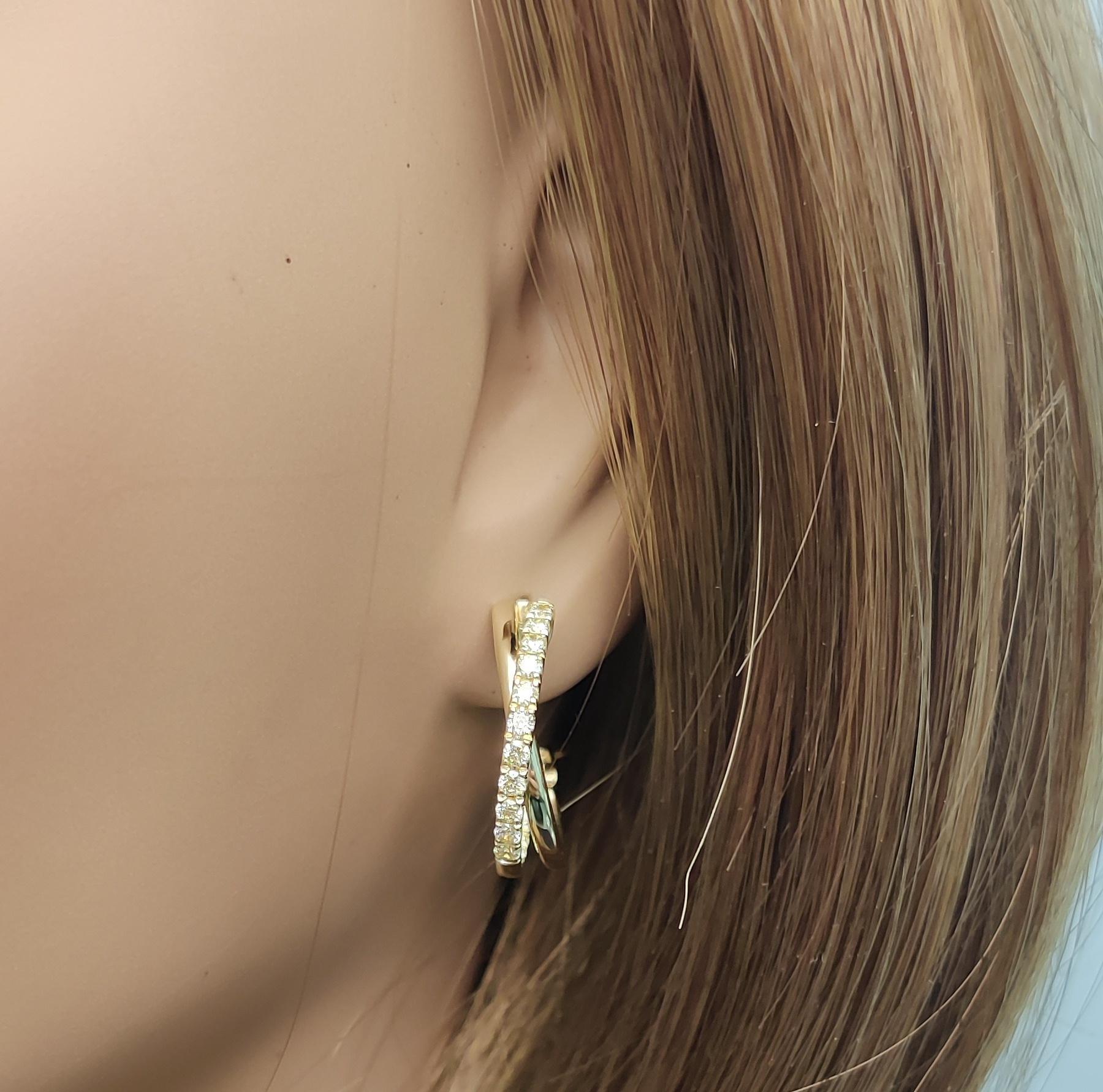 Boucles d'oreilles en or jaune avec diamant rond de 0,96 carat TW Neuf - En vente à New York, NY