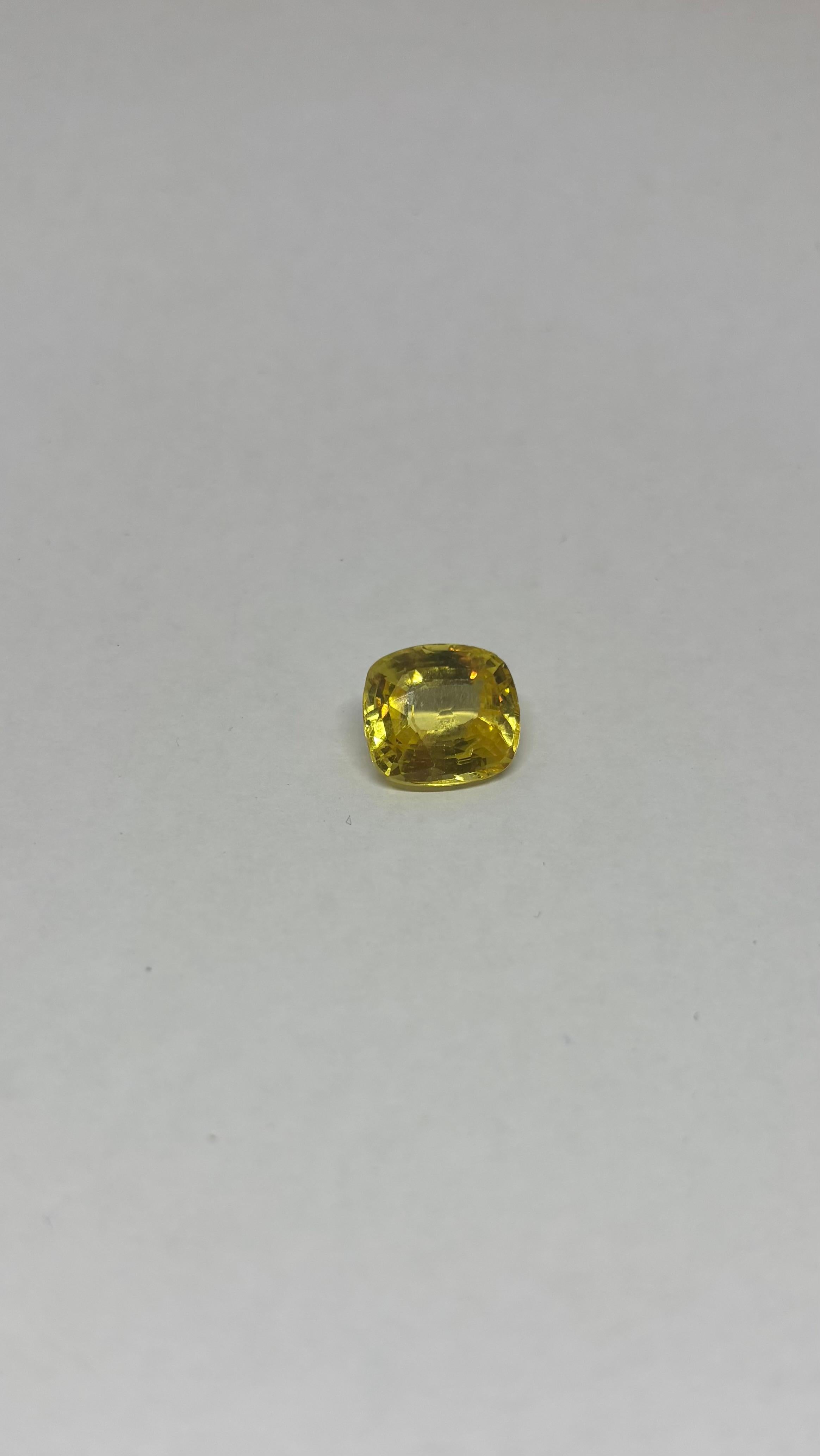 Taille octogone Saphir jaune naturel non chauffé certifié  10,06cts carats en vente