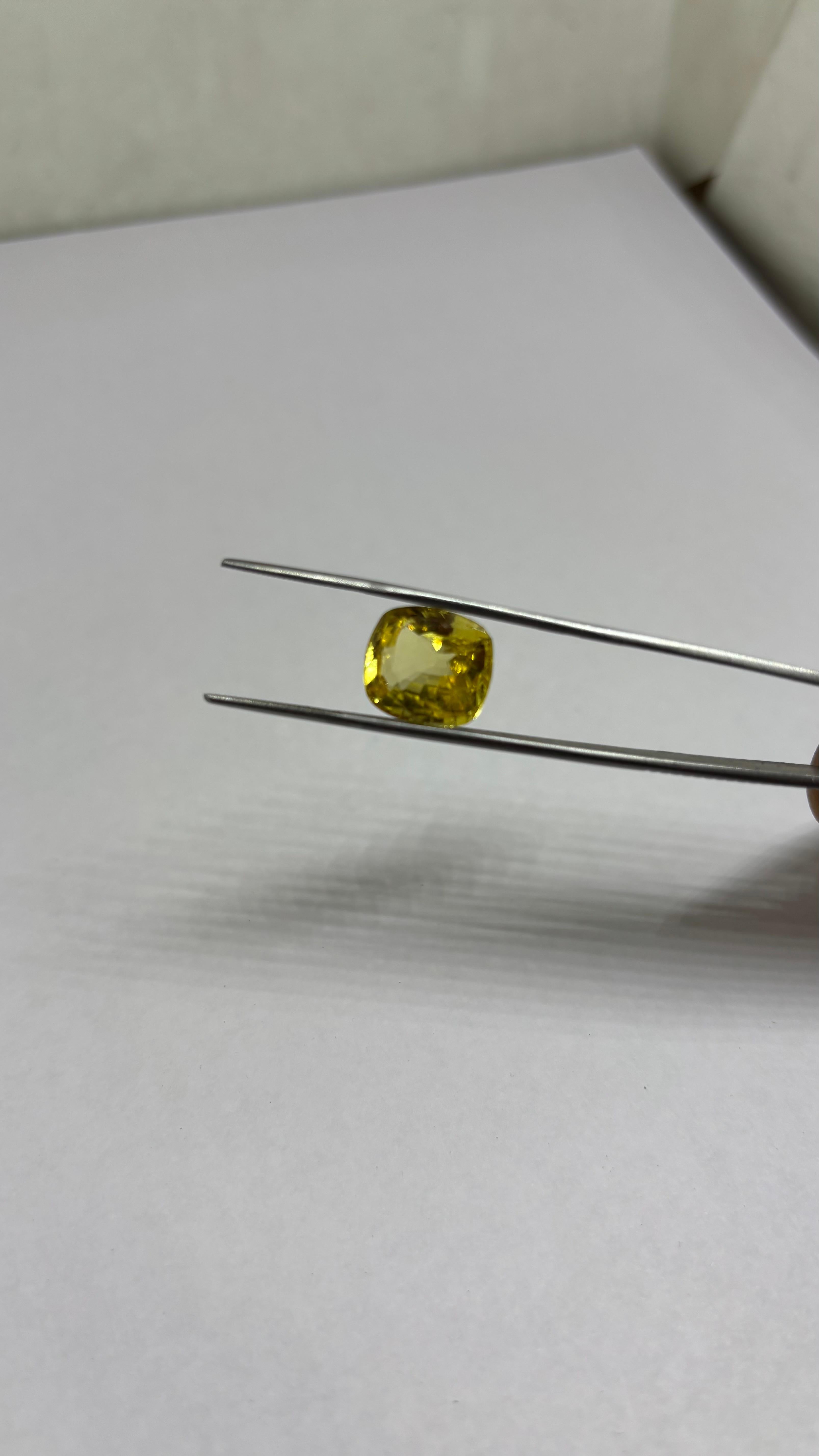 Saphir jaune naturel non chauffé certifié  10,06cts carats Unisexe en vente
