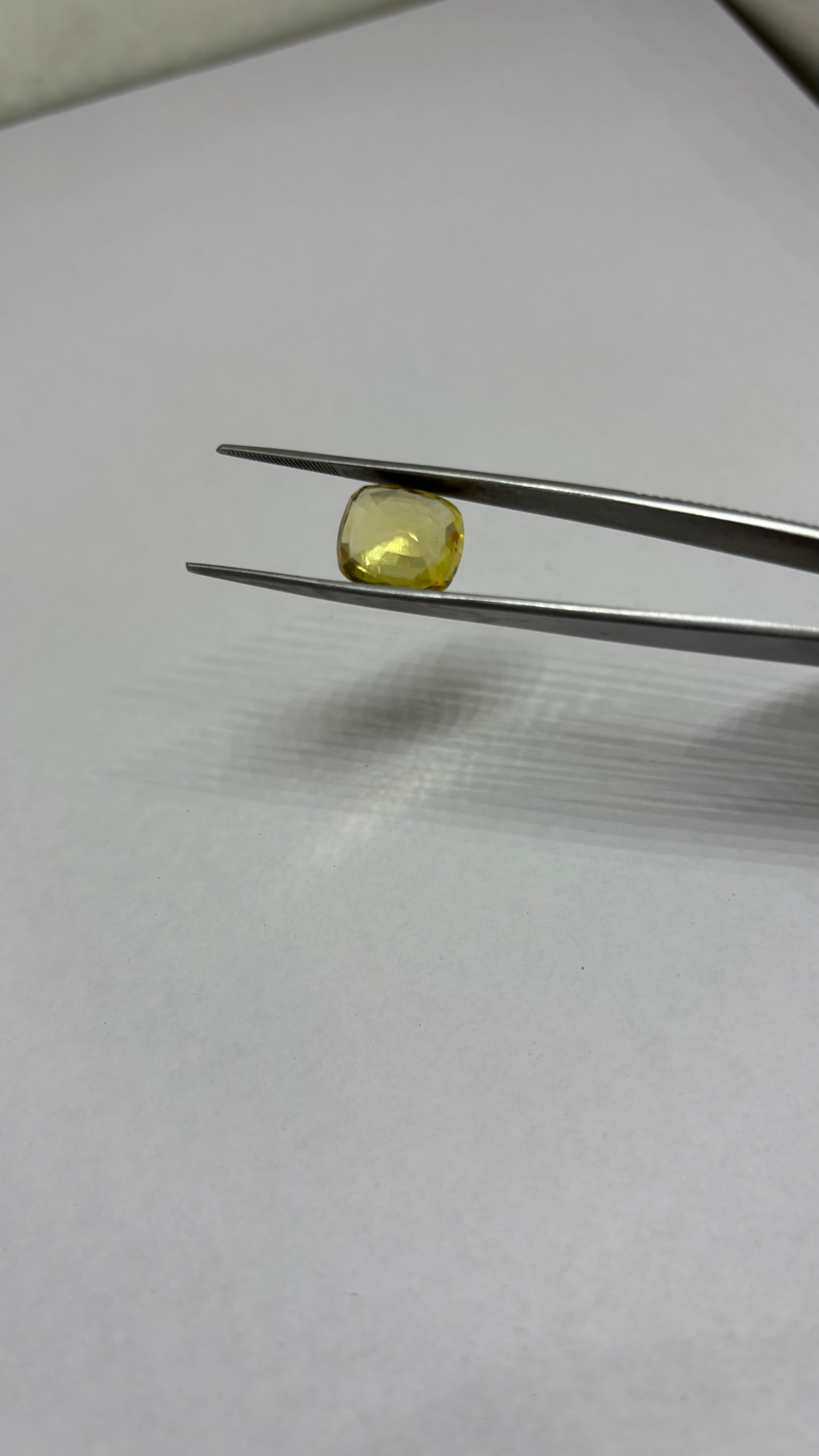Saphir jaune naturel non chauffé certifié  10,06cts carats en vente 1