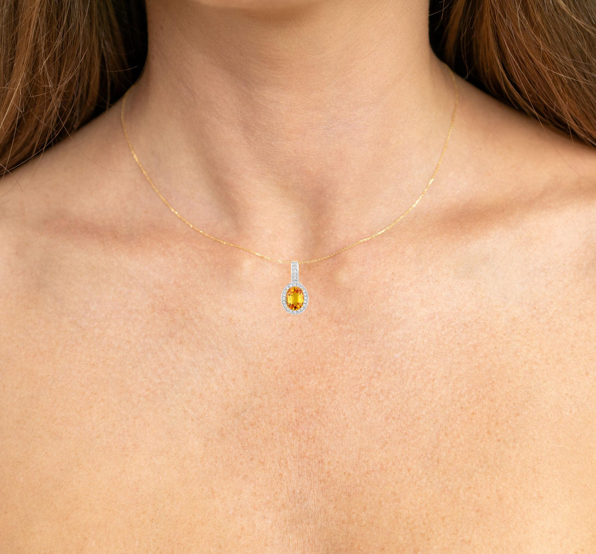 Viene fornito con la valutazione GIA GG/AJP
Zaffiro = 1,60 Carati ( 8 x 6 mm )
Taglio: Ovale
Quantità totale di zaffiri: 1
Colore della pietra primaria: Giallo
Diamanti = 0,20 carati
Quantità totale di diamanti: 25
Metallo: Oro giallo 14
