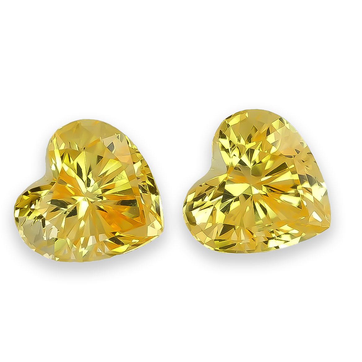 Scopri l'affascinante eleganza di questa coppia di zaffiri gialli naturali, per un totale di 0,94 carati. La vibrante tonalità gialla e la forma a cuore rendono queste gemme una scelta romantica e sofisticata per gioielli personalizzati, perfetti