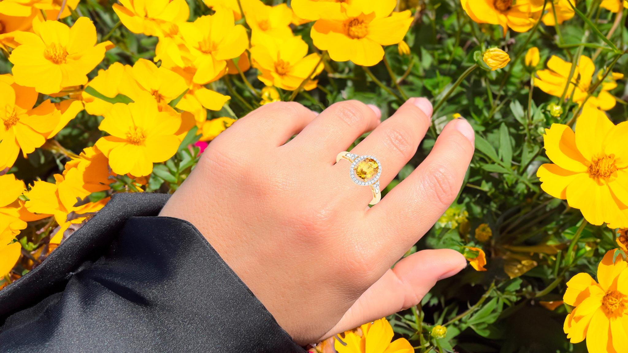 Taille ovale Bague en or jaune 14 carats sertie d'un saphir jaune naturel de 1,75 carat serti de diamants en vente