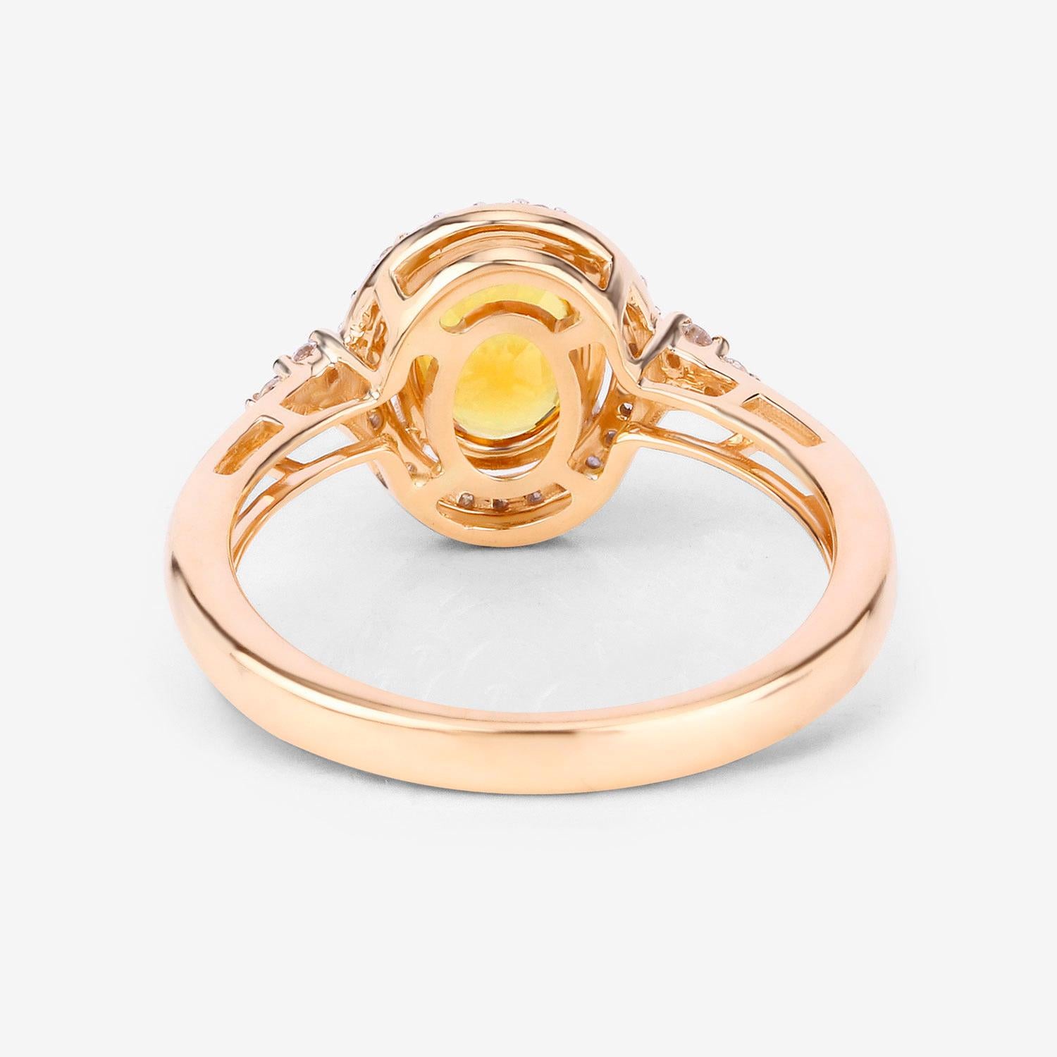 Bague en or jaune 14 carats sertie d'un saphir jaune naturel de 1,75 carat serti de diamants Pour femmes en vente