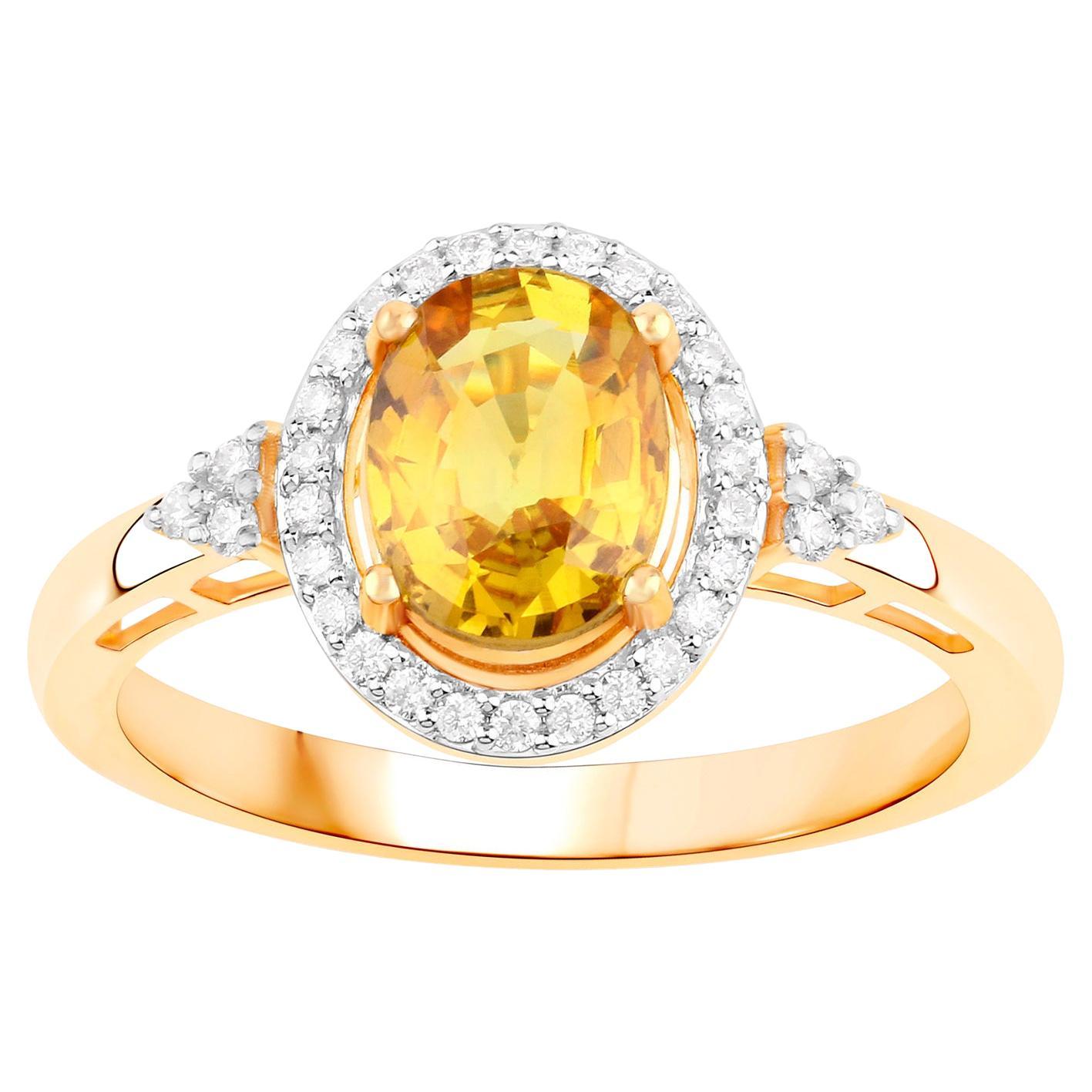 Bague en or jaune 14 carats sertie d'un saphir jaune naturel de 1,75 carat serti de diamants en vente