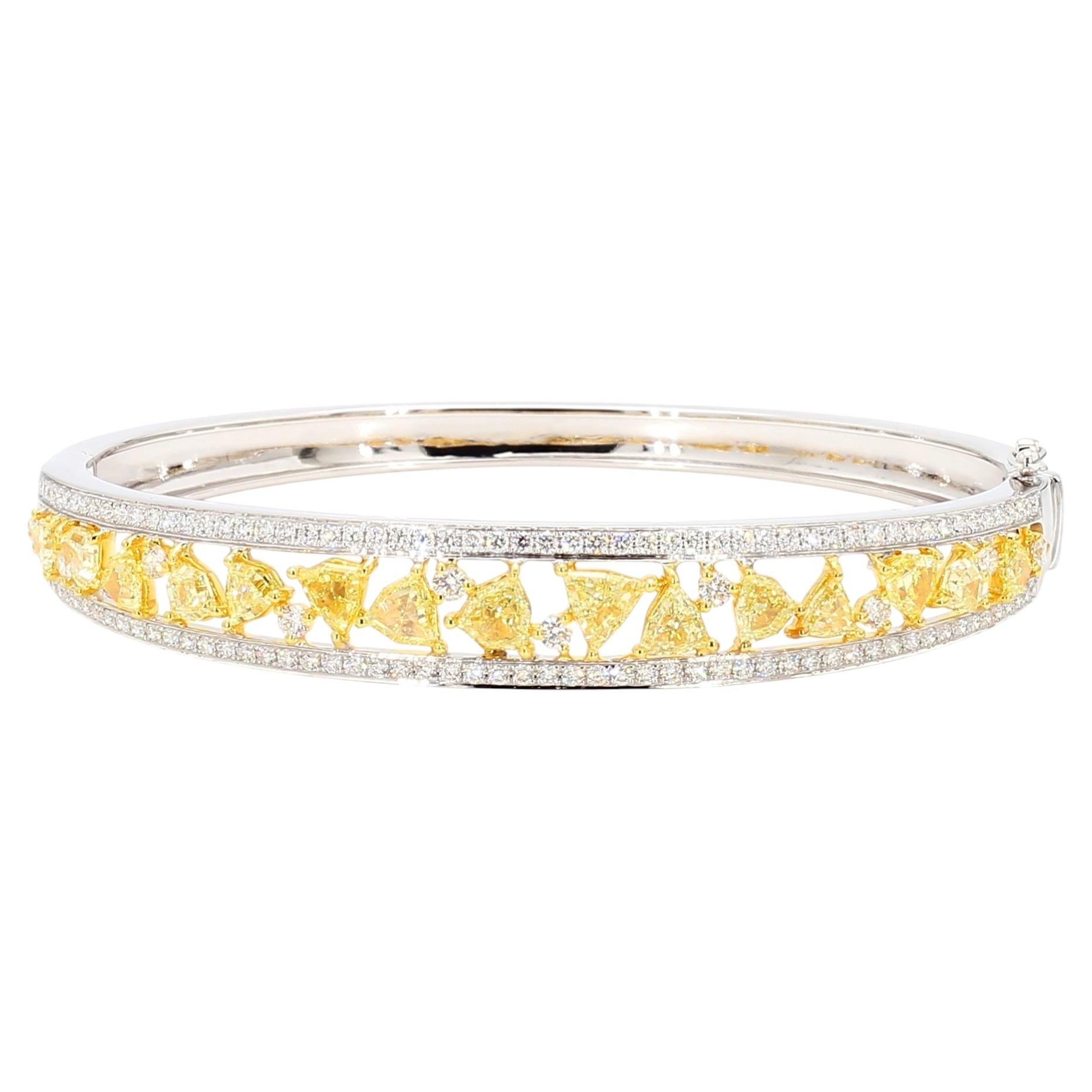 Bracciale a polsino in oro con diamante giallo naturale taglio trilione da 4,54 carati TW