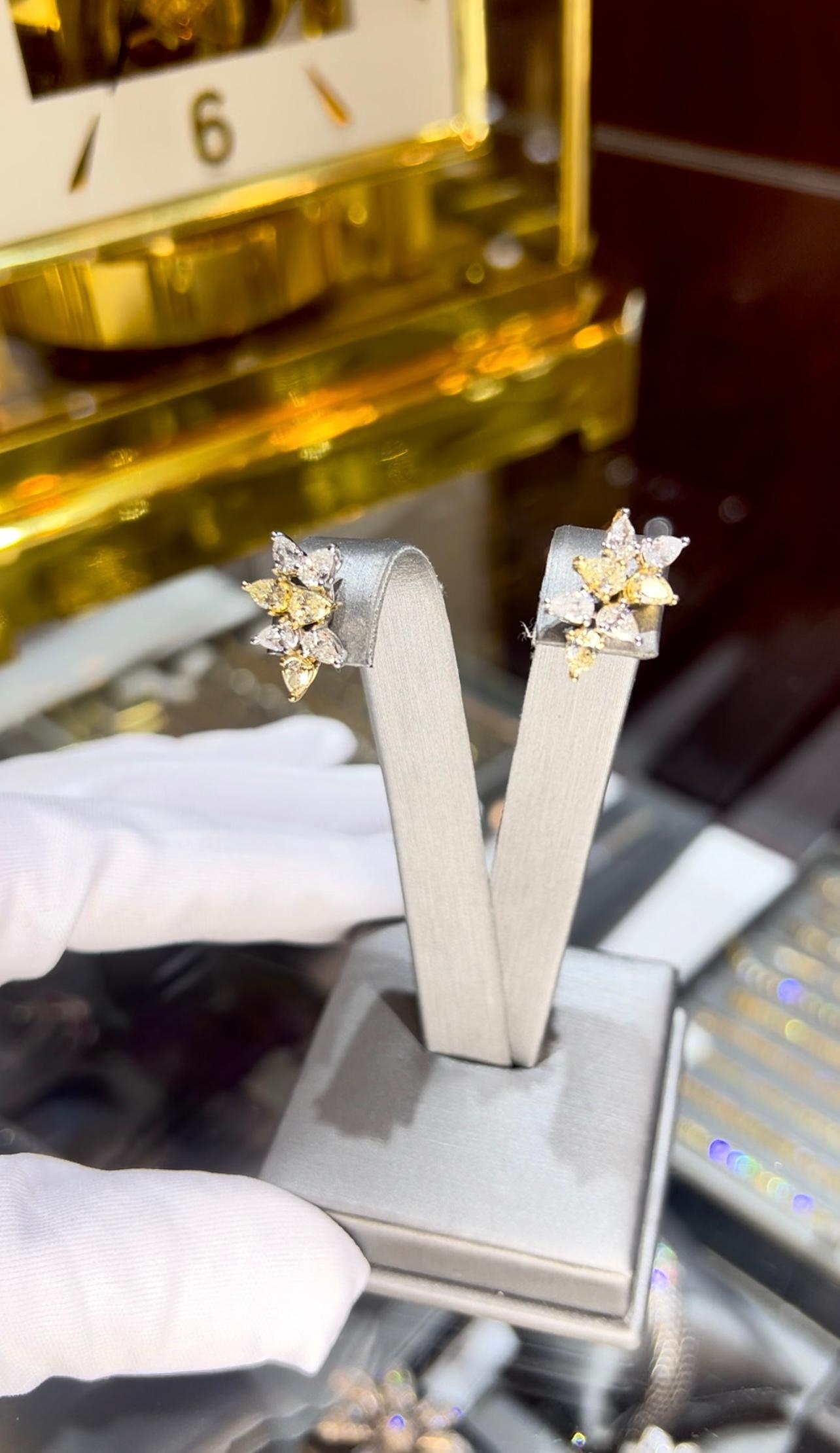 Taille poire Boucles d'oreilles classiques en or 18K avec diamants naturels jaunes et blancs, 2.30ct en vente