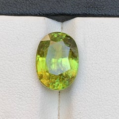 Esfena natural verde amarillenta (titanita) Gema suelta talla oval de 6,67 quilates