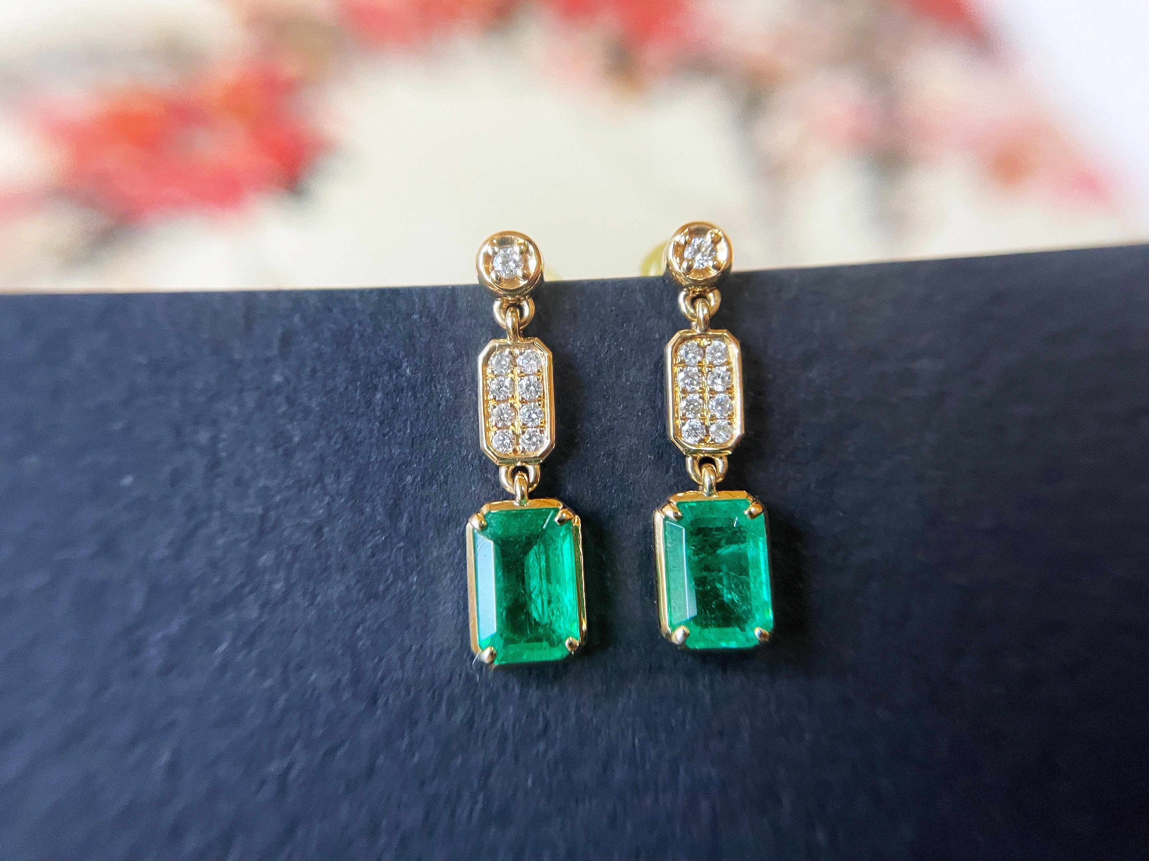 Art Deco Natural Zambia Emerald with Diamond 18k Yellow Gold Drop Earrings For Sale