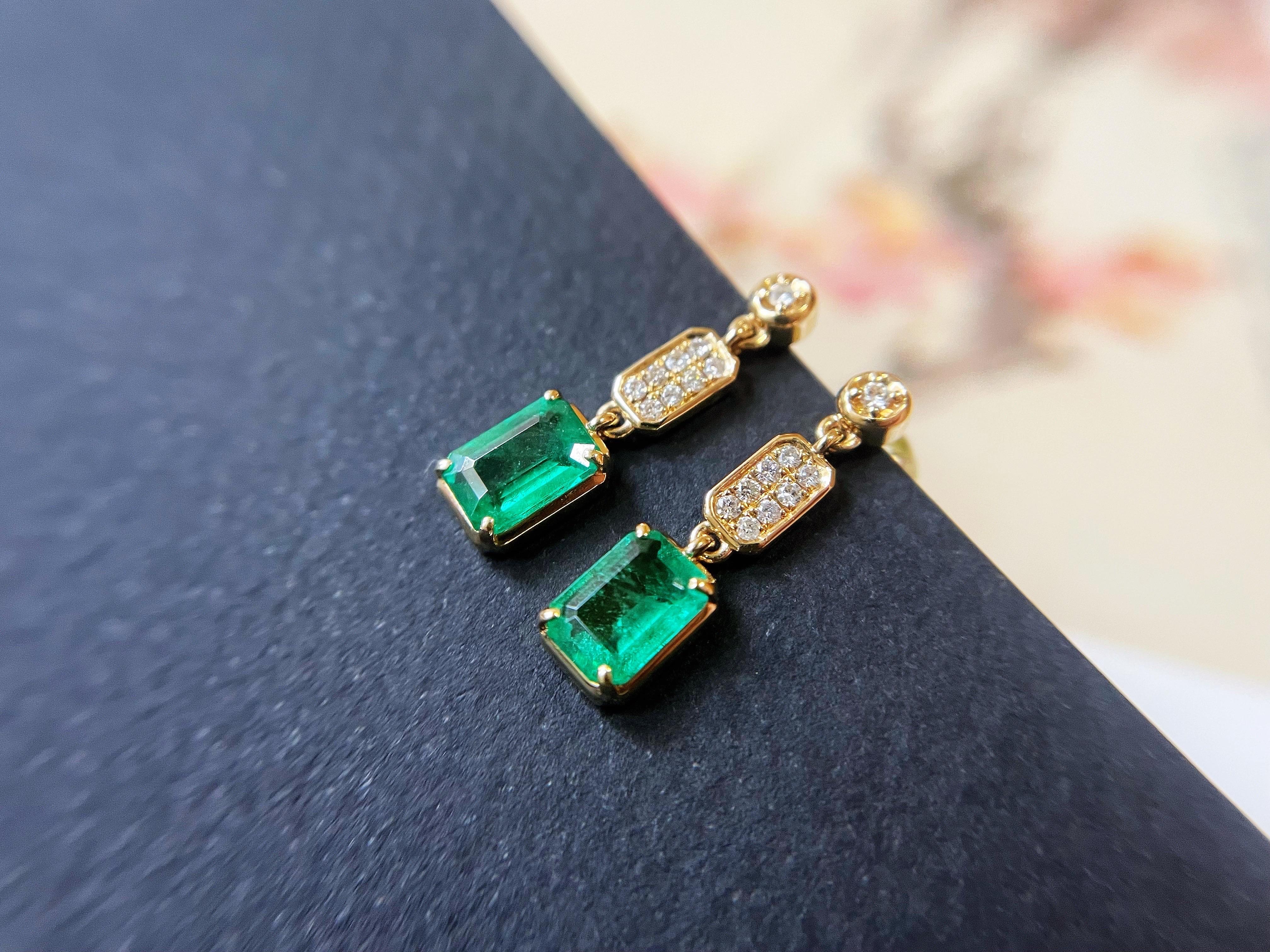 Natural Zambia Emerald with Diamond 18k Yellow Gold Drop Earrings In New Condition For Sale In Kowloon, HK