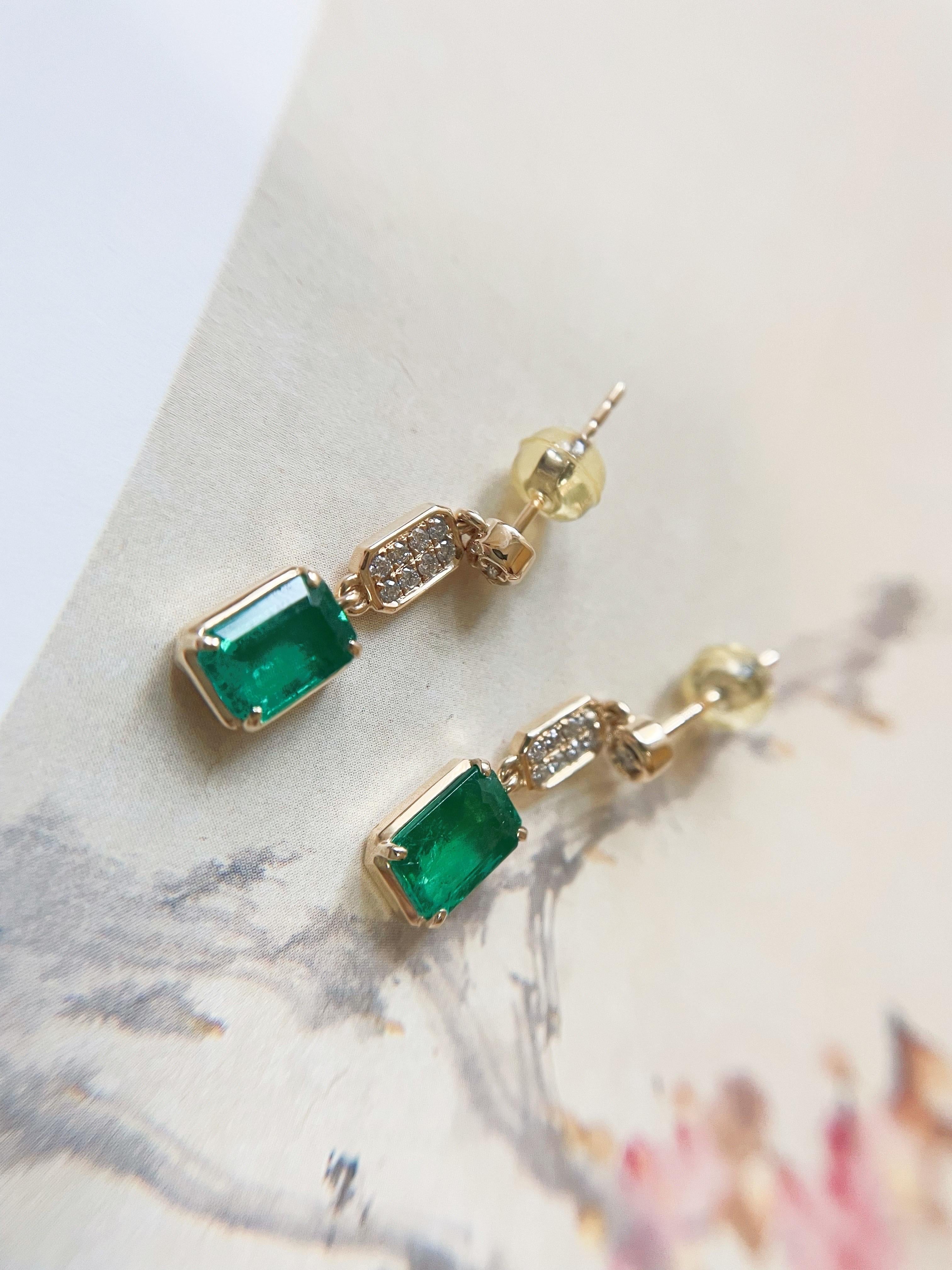 Natural Zambia Emerald with Diamond 18k Yellow Gold Drop Earrings For Sale 1