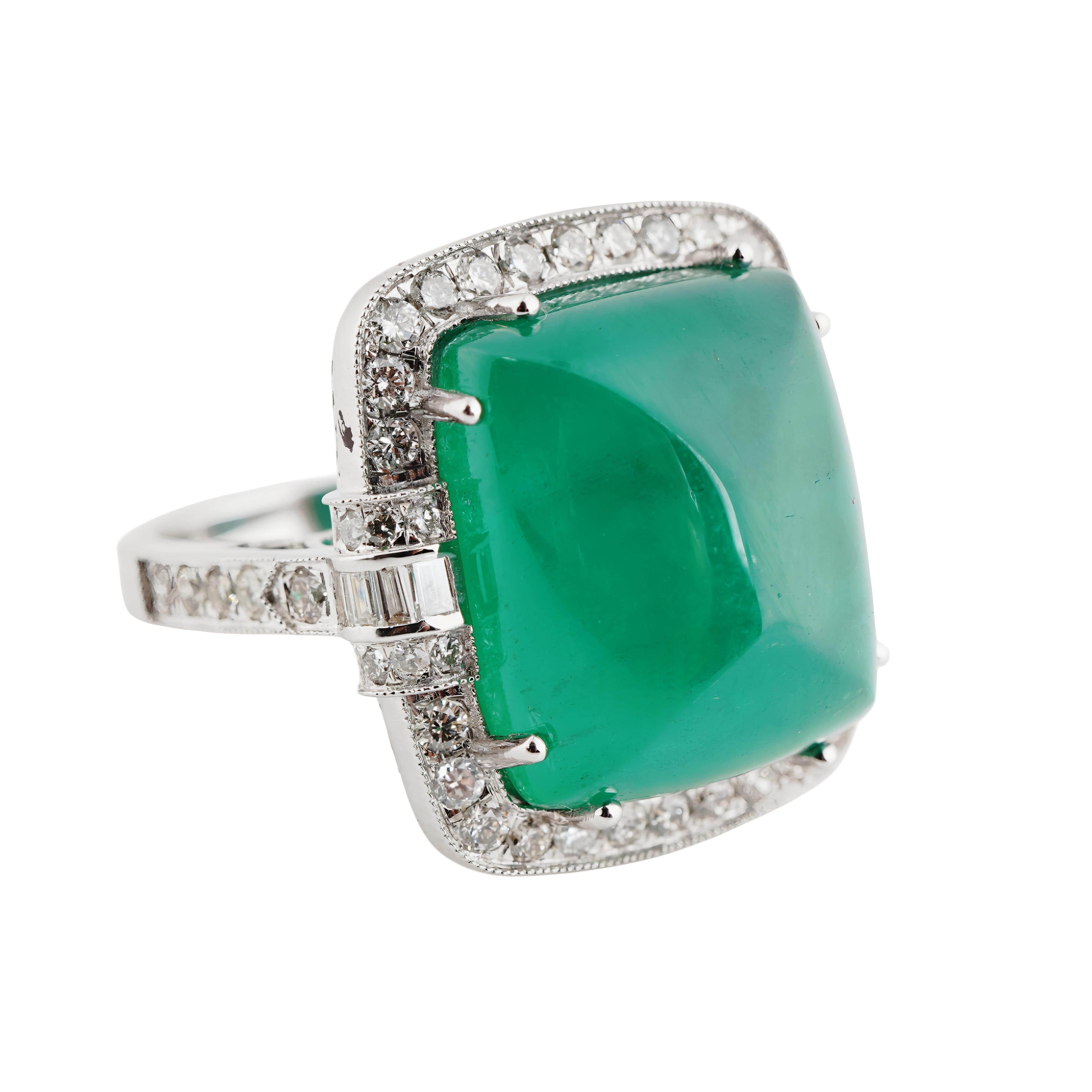 Natural Zambian caboshan Emerald diamond ring in 18k gold In New Condition For Sale In New York, NY