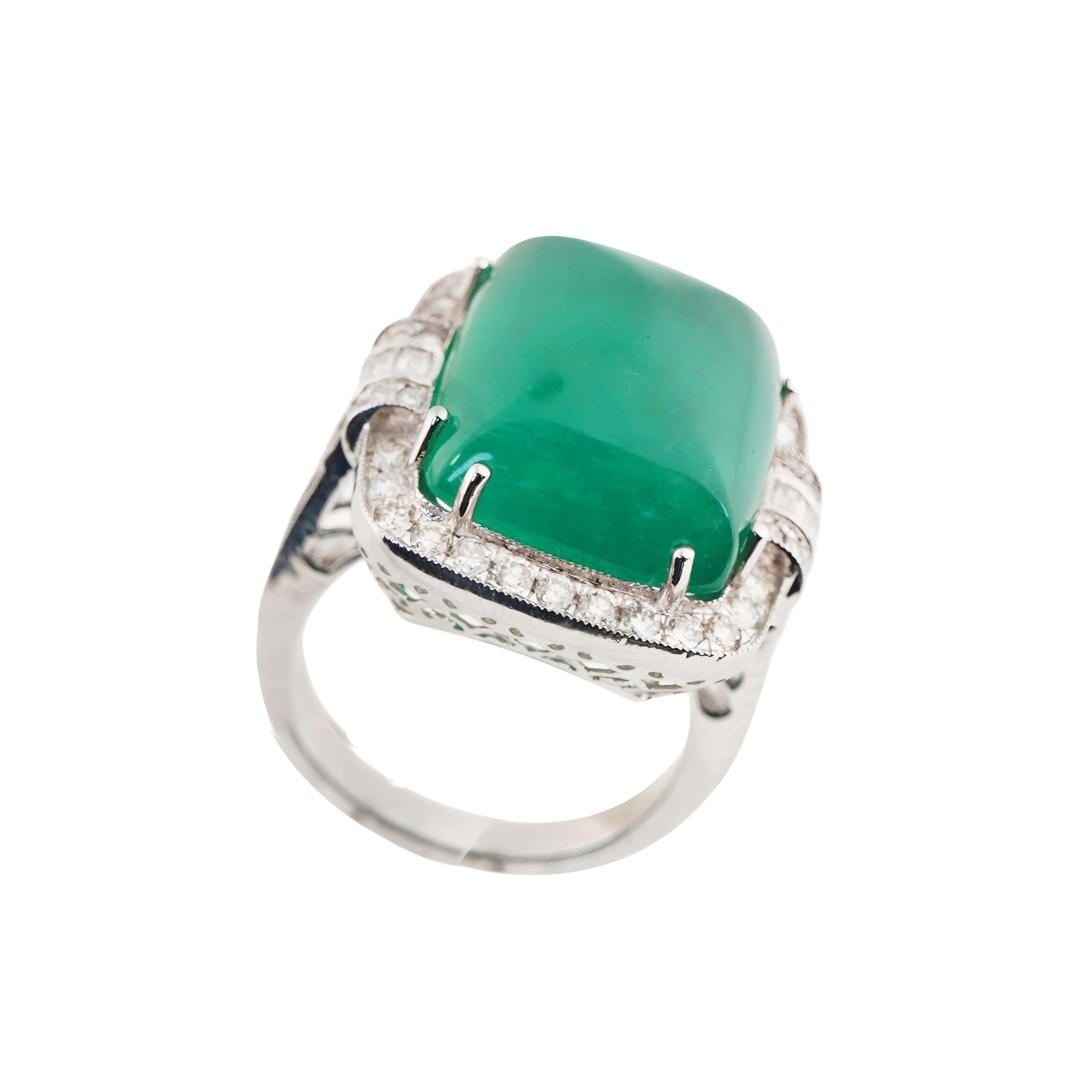 Women's Natural Zambian caboshan Emerald diamond ring in 18k gold For Sale