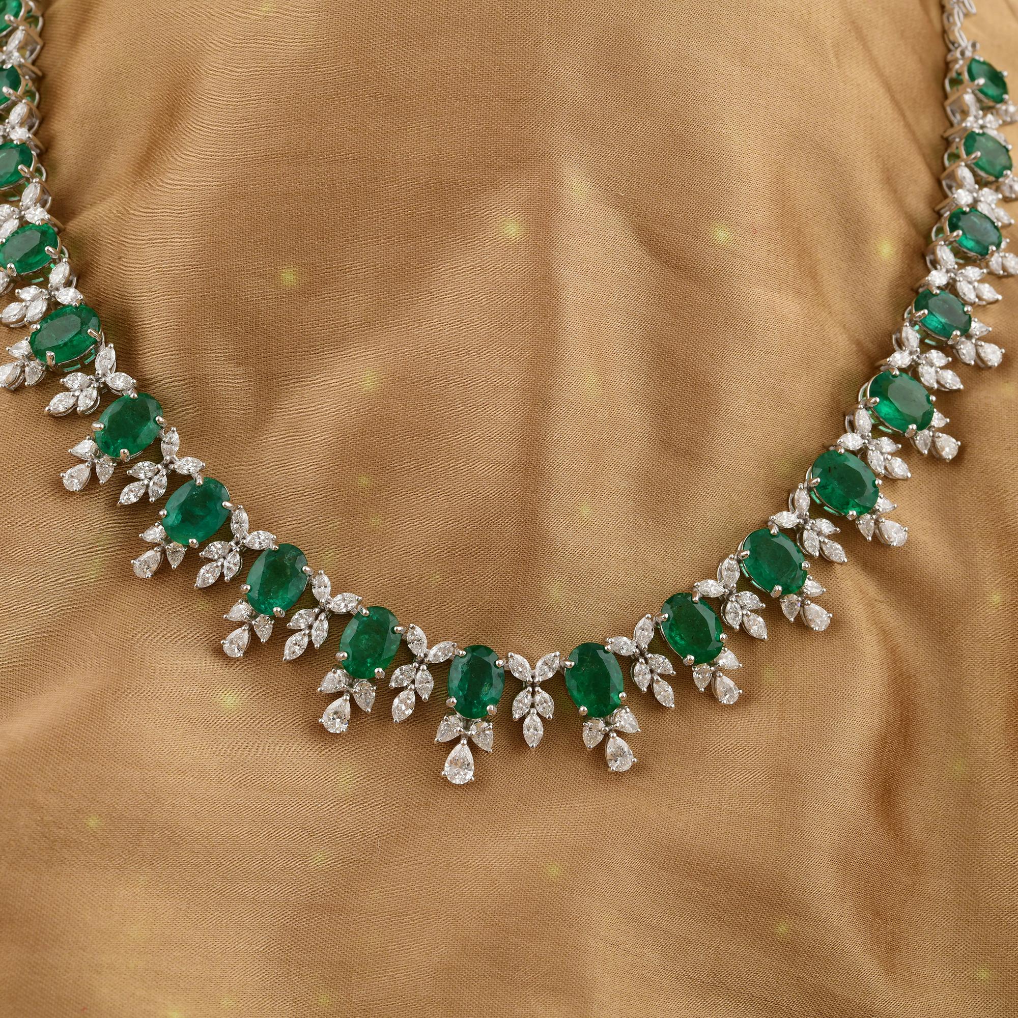 Esmeralda natural de Zambia 17,83 qt Diamante 6,84 qt Collar de boda de oro blanco de 18 quilates Con radiantes esmeraldas verdes enmarcadas por brillantes diamantes blancos, este lujoso collar está hecho a mano en oro blanco de 18 quilates. Este