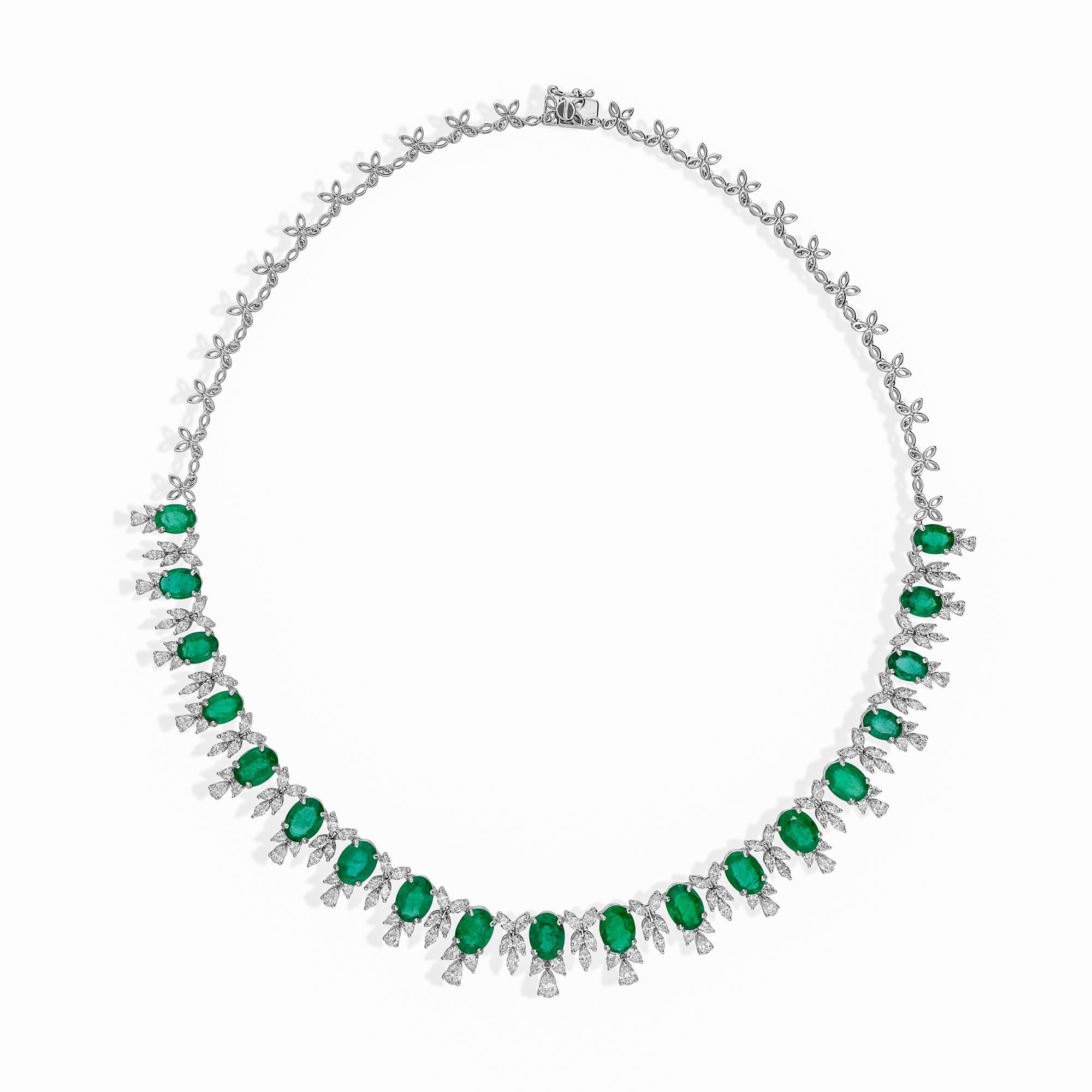 Esmeralda natural de Zambia 17,83 qt Diamante 6,84 qt Collar de boda de oro blanco de 18 quilates Art Decó en venta
