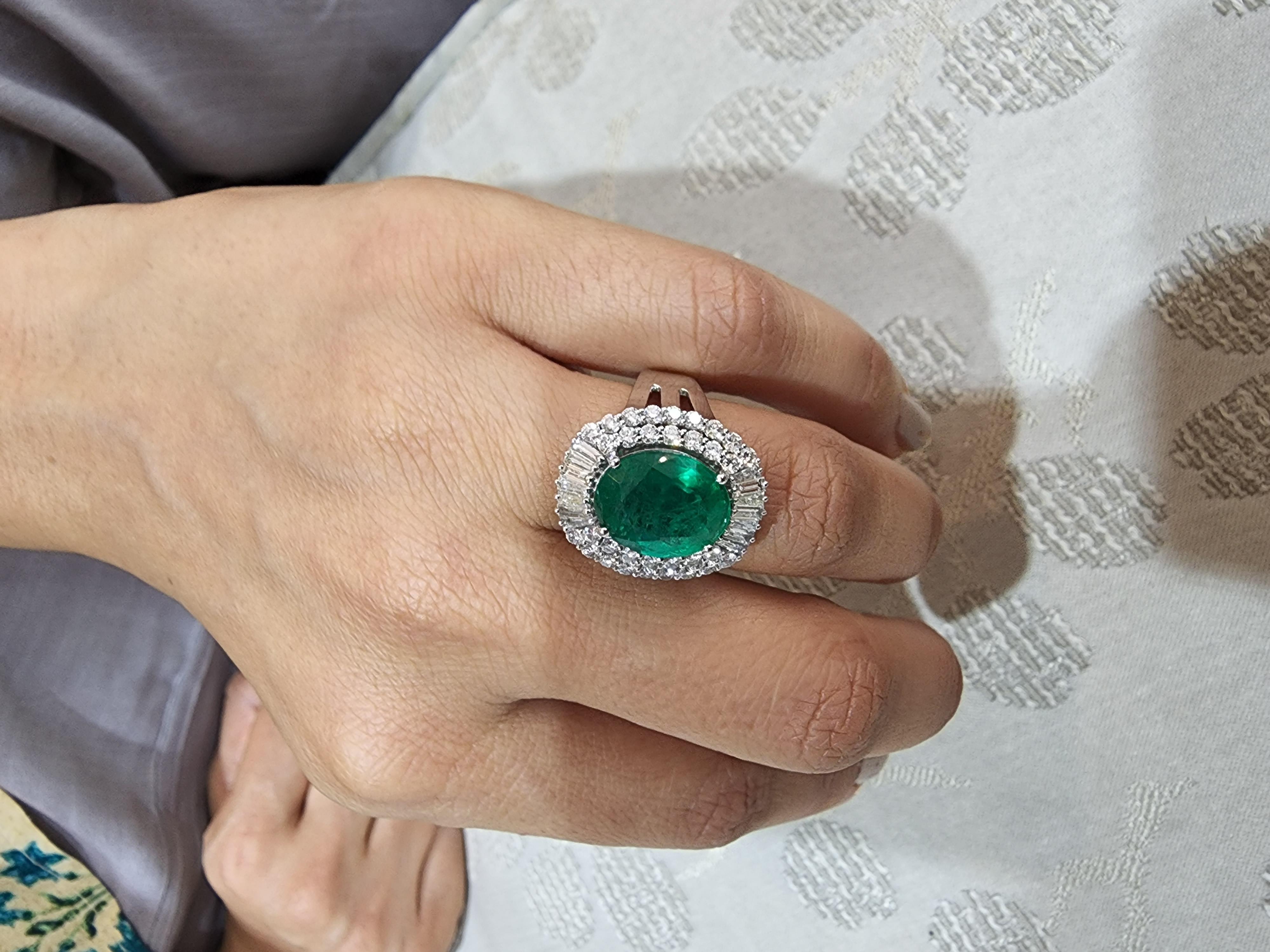 Natural Zambian Emerald 4.54 cts with Diamonds 1.47cts ring and 14k Gold In New Condition For Sale In jaipur, IN