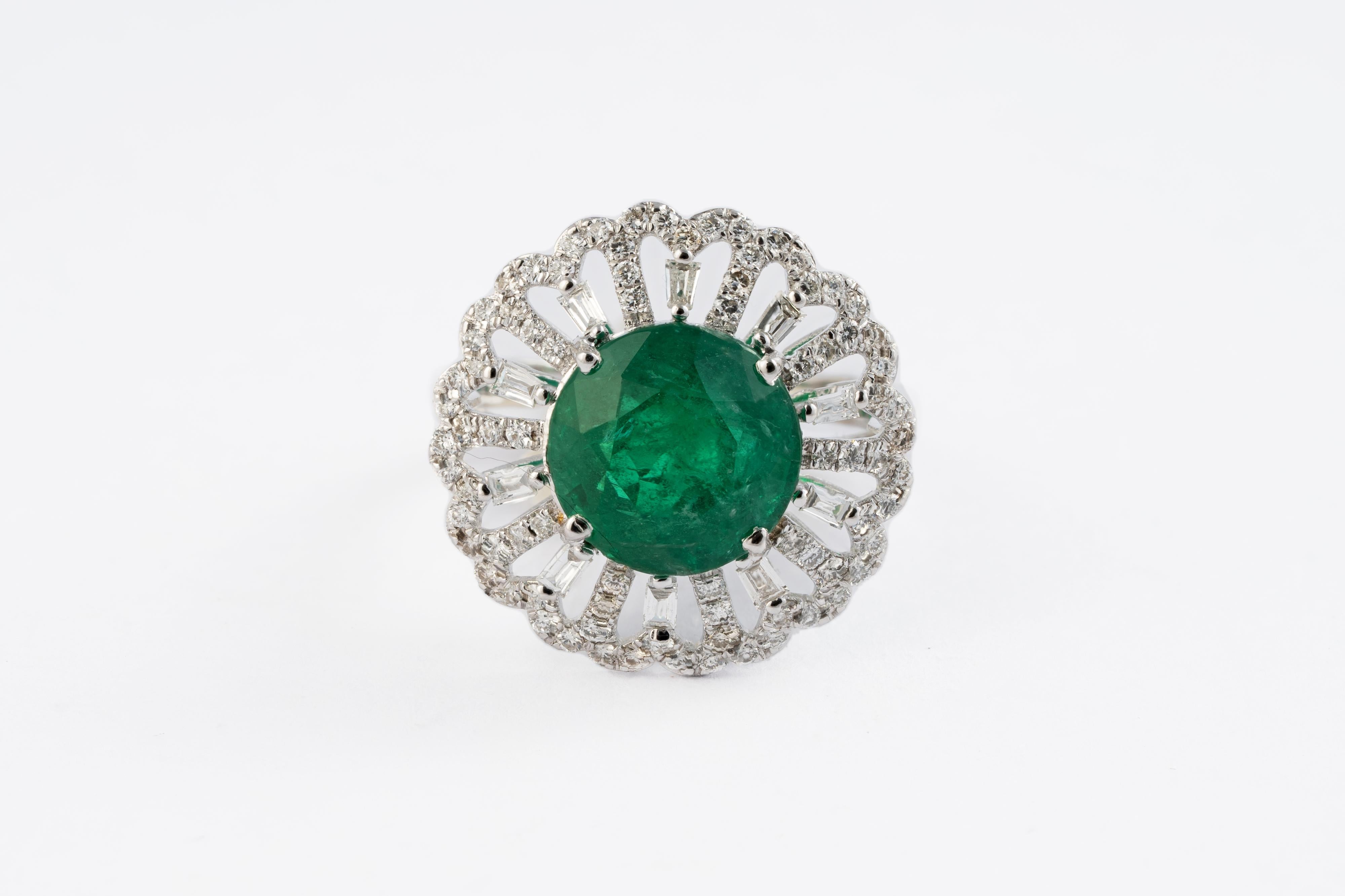 Natural Zambian Emerald 5.71cts with 0.77cts Diamonds ring in 14k Gold In New Condition For Sale In jaipur, IN