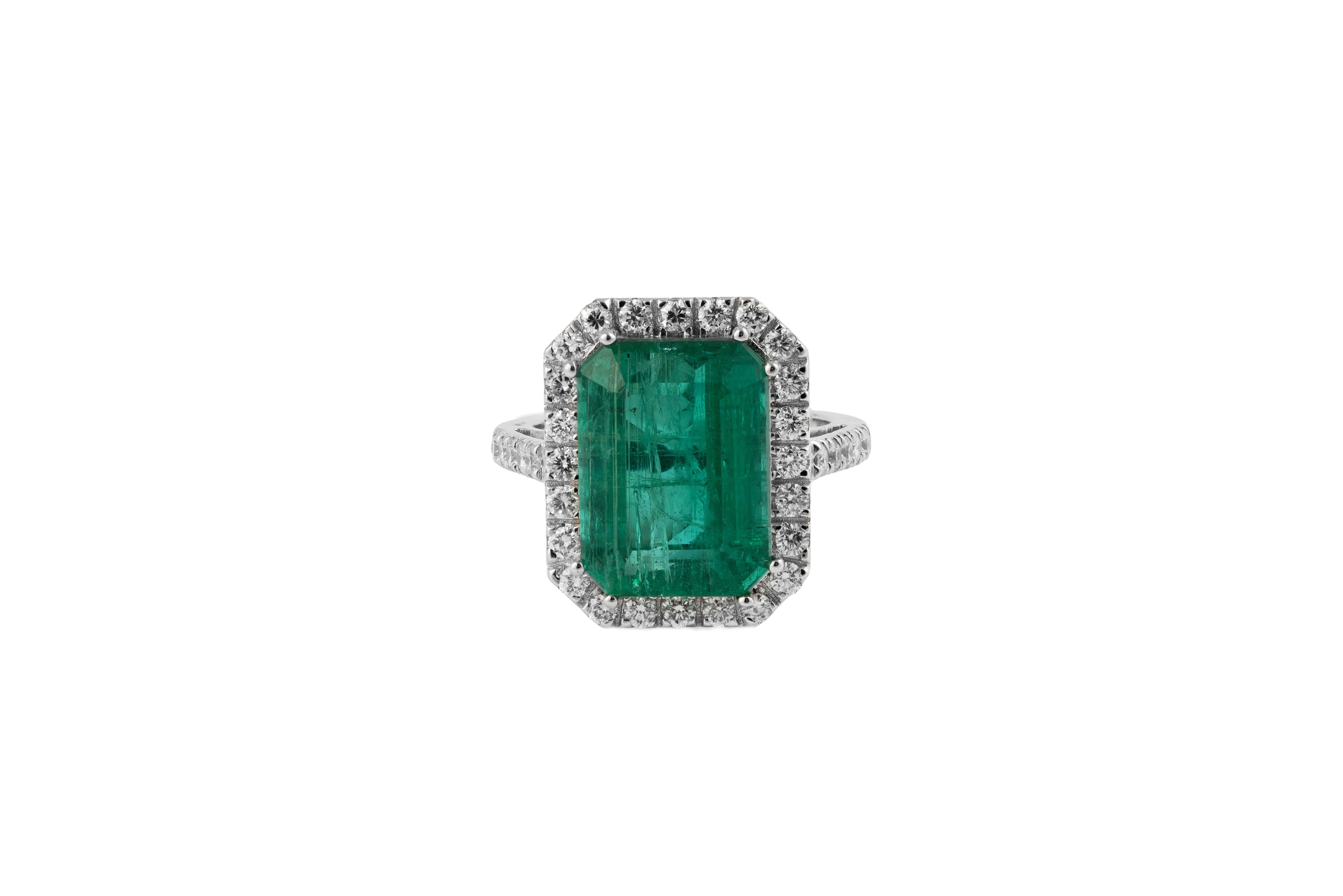 Natürlicher sambischer Smaragd 9,01 Karat mit Diamanten 0,83 Karat Ring aus 14 Karat Gold im Zustand „Neu“ in jaipur, IN